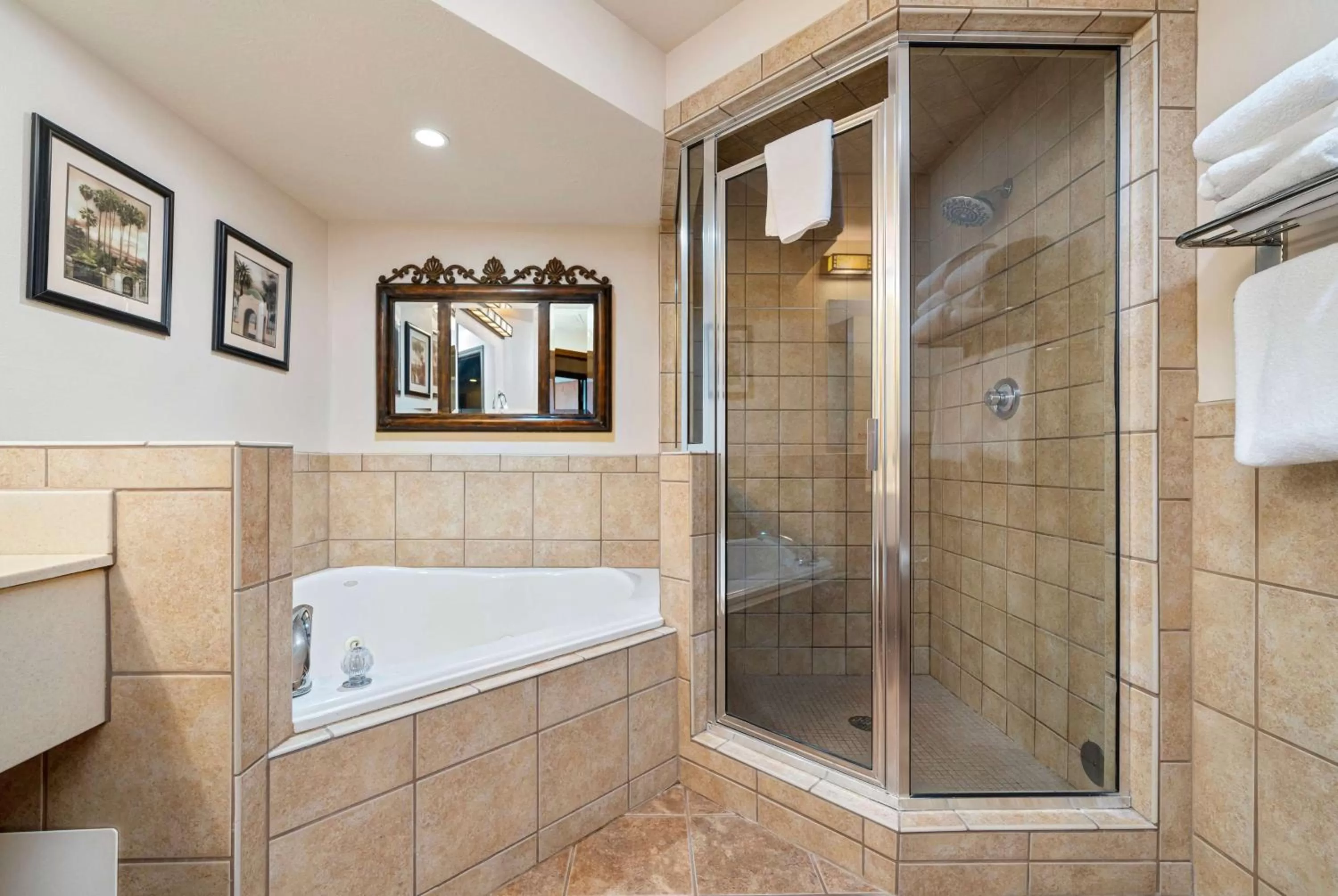 TV and multimedia in Ramada by Wyndham Sioux Falls Airport - Waterpark Resort & Event Center