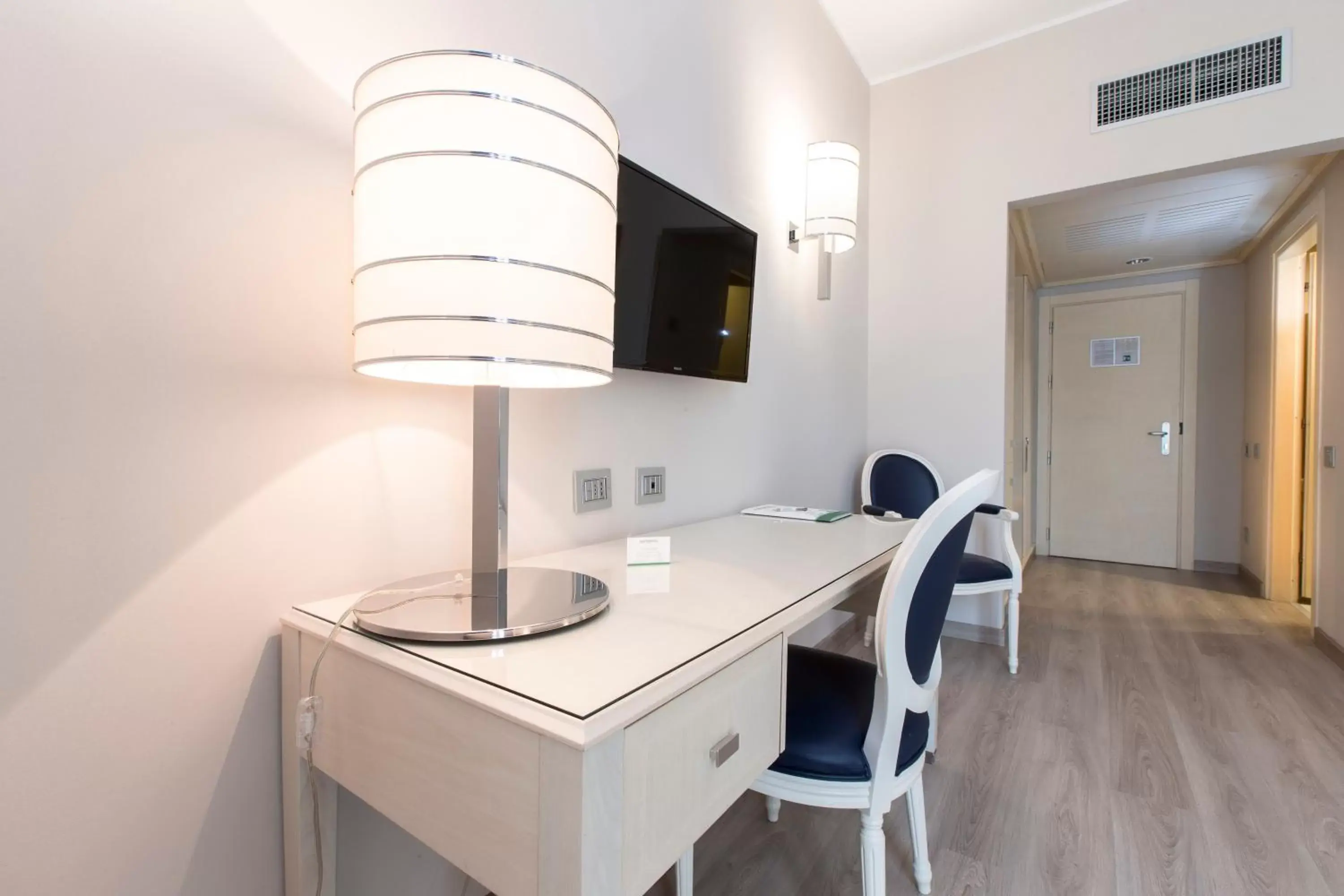 Seating area, Kitchen/Kitchenette in Just Hotel Lomazzo Fiera