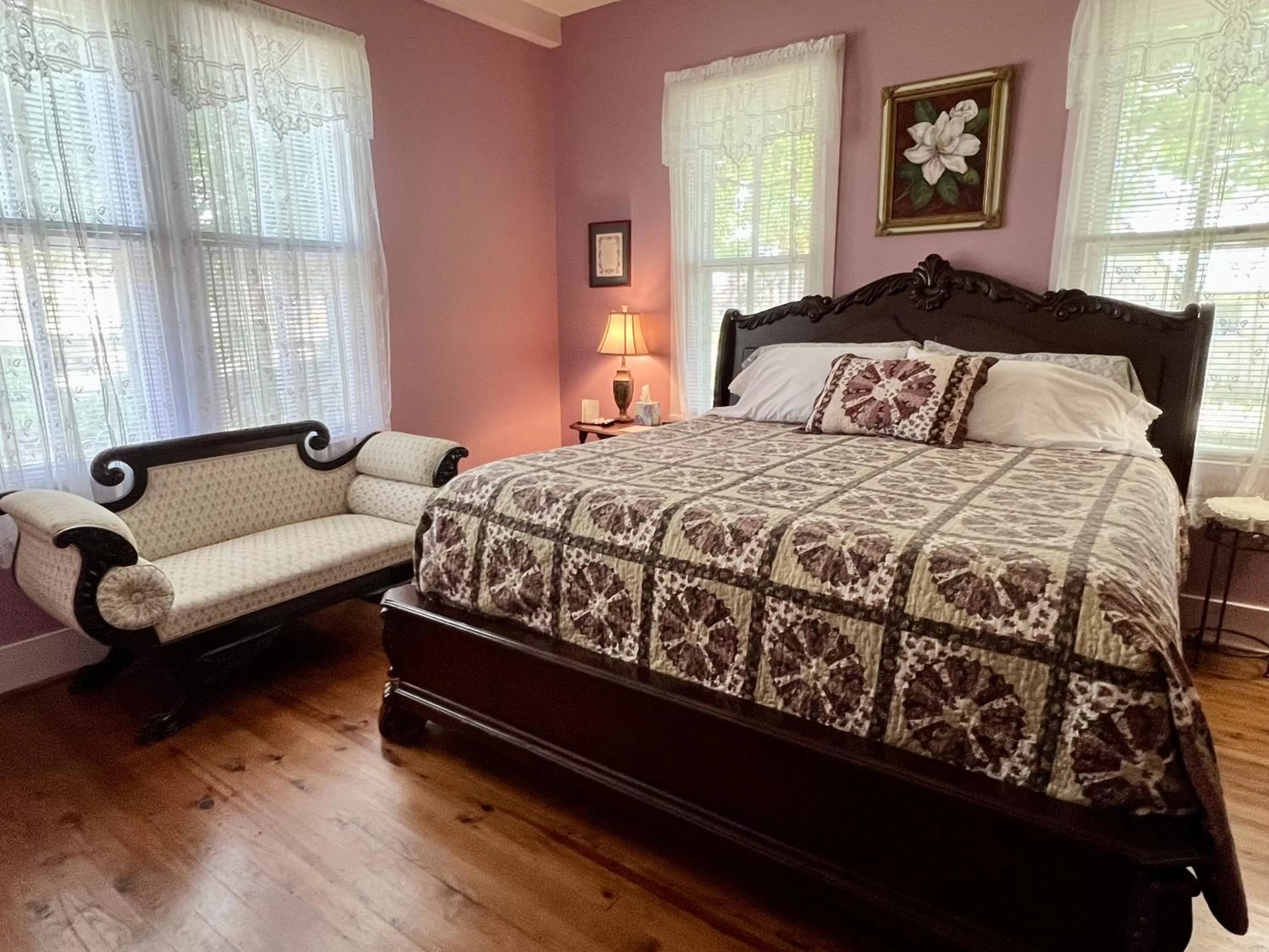 Bed in Ozark Country Inn