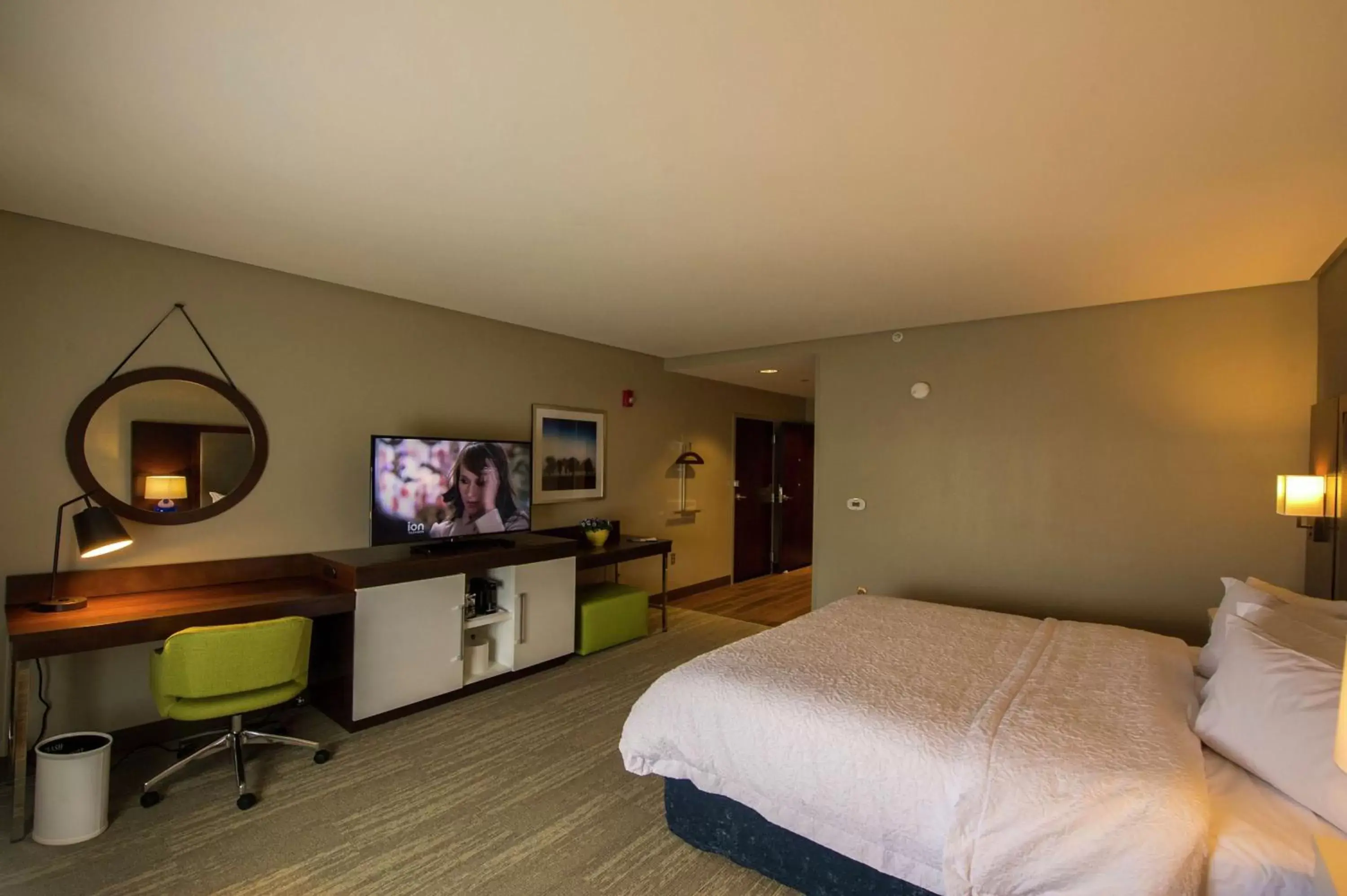 Bedroom, TV/Entertainment Center in Hampton Inn & Suites/Foxborough/Mansfield