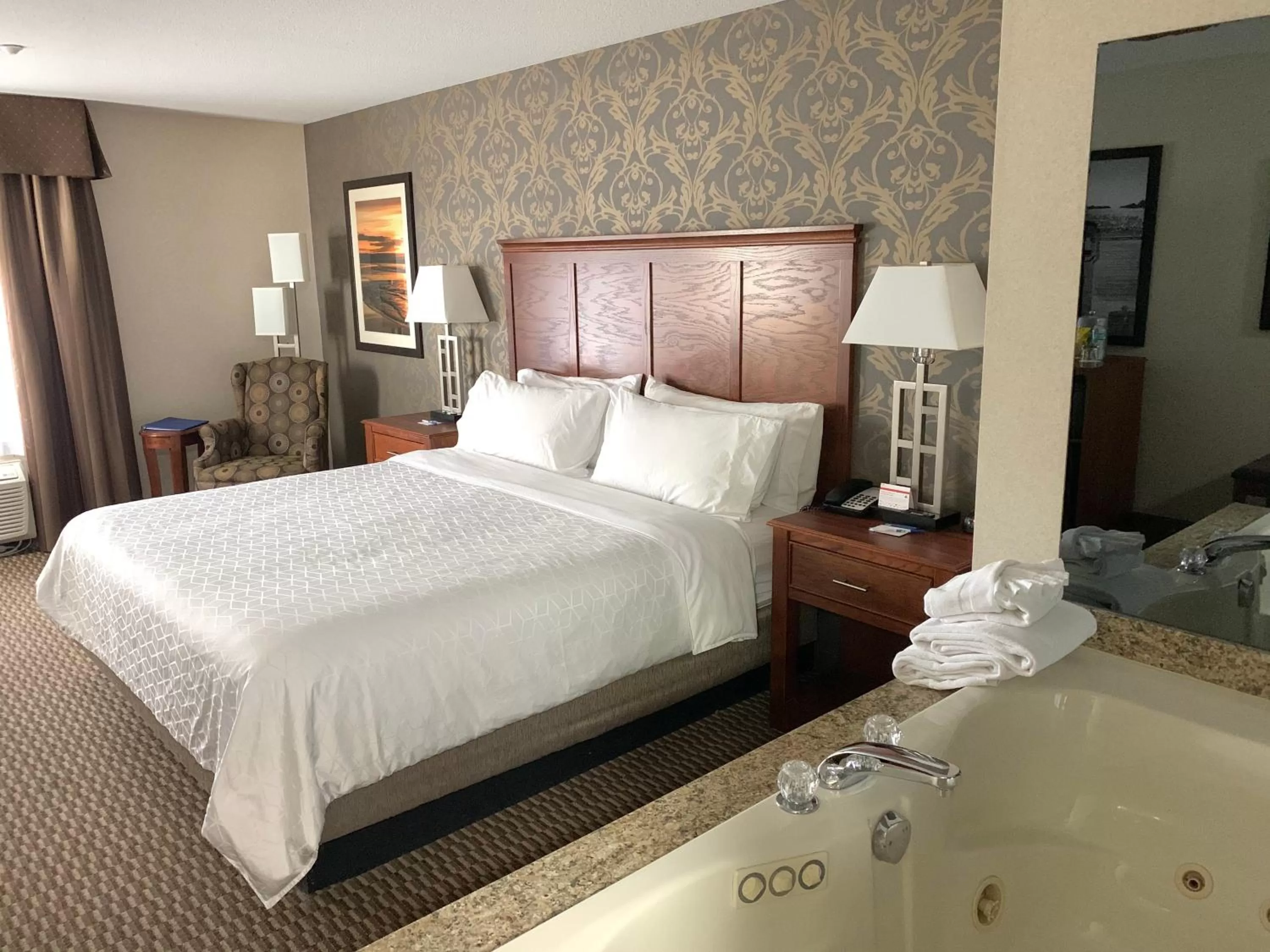 Photo of the whole room, Bed in Holiday Inn Express Holland by IHG