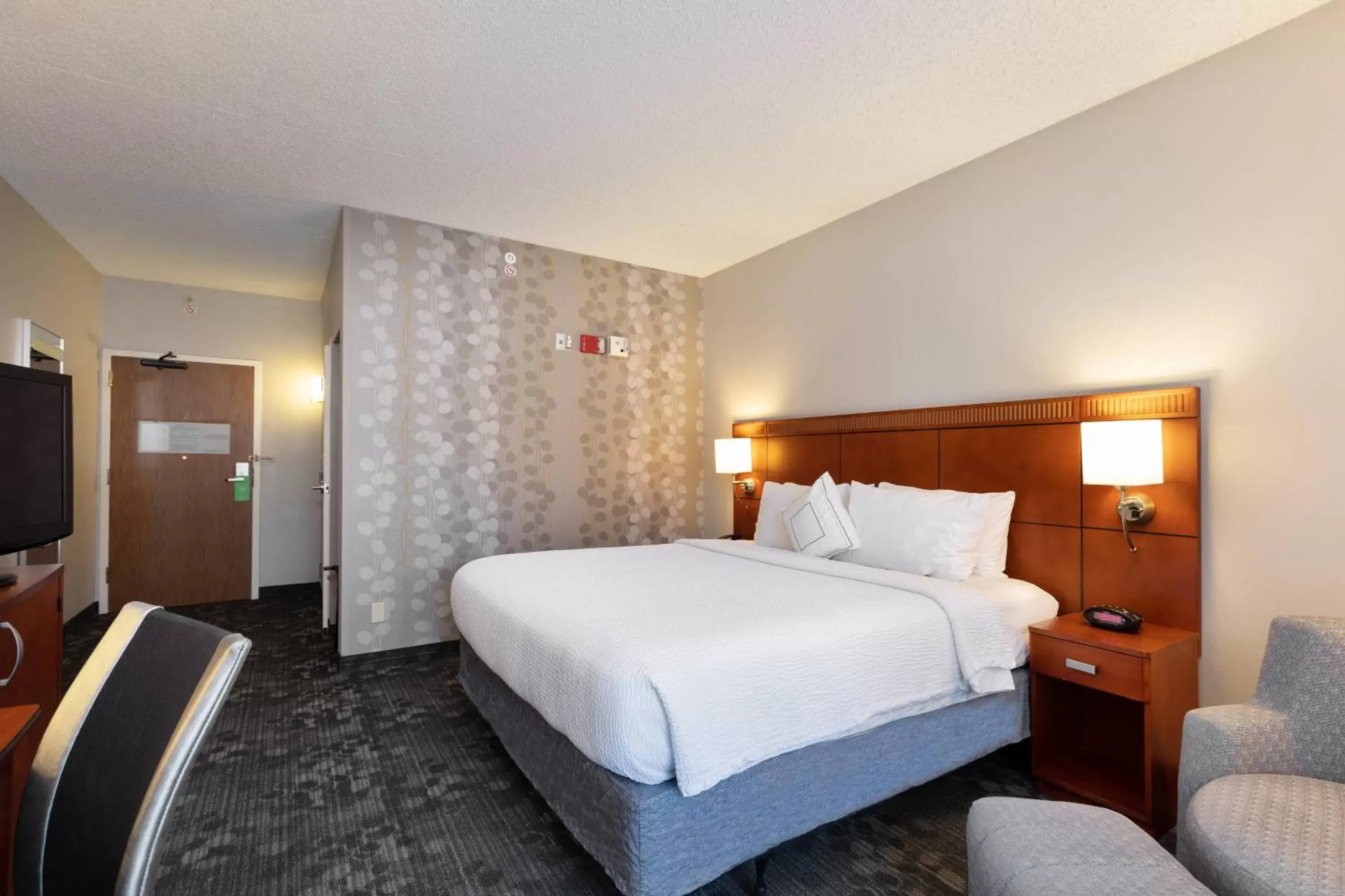 Photo of the whole room, Bed in Courtyard by Marriott Dallas-Fort Worth/Bedford