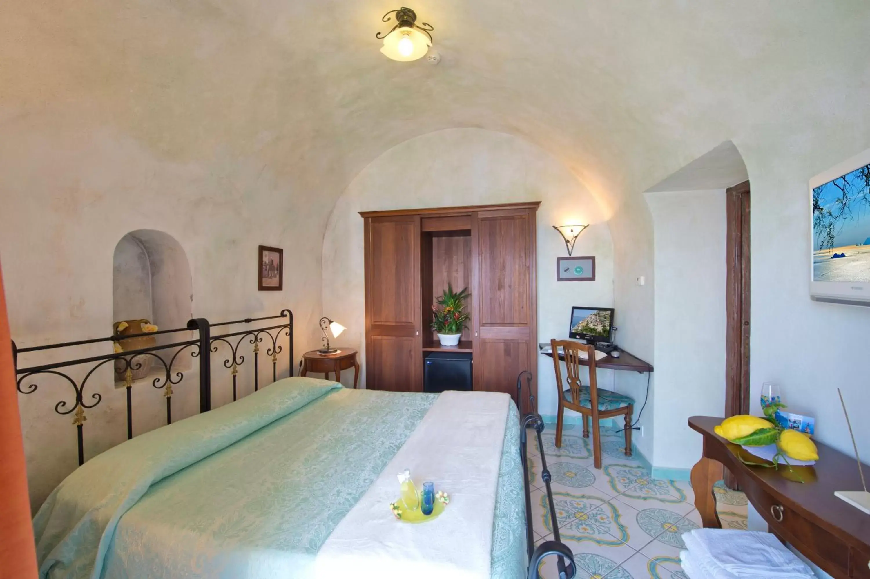 Bed in L'Antico Borgo Dei Limoni