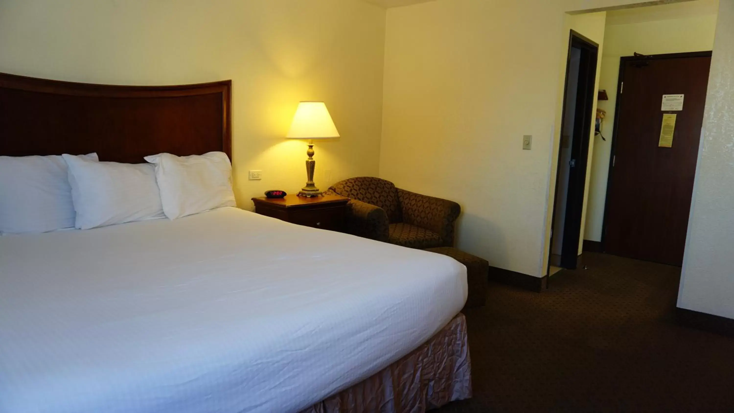 Photo of the whole room, Bed in Baymont by Wyndham Arlington At Six Flags Dr