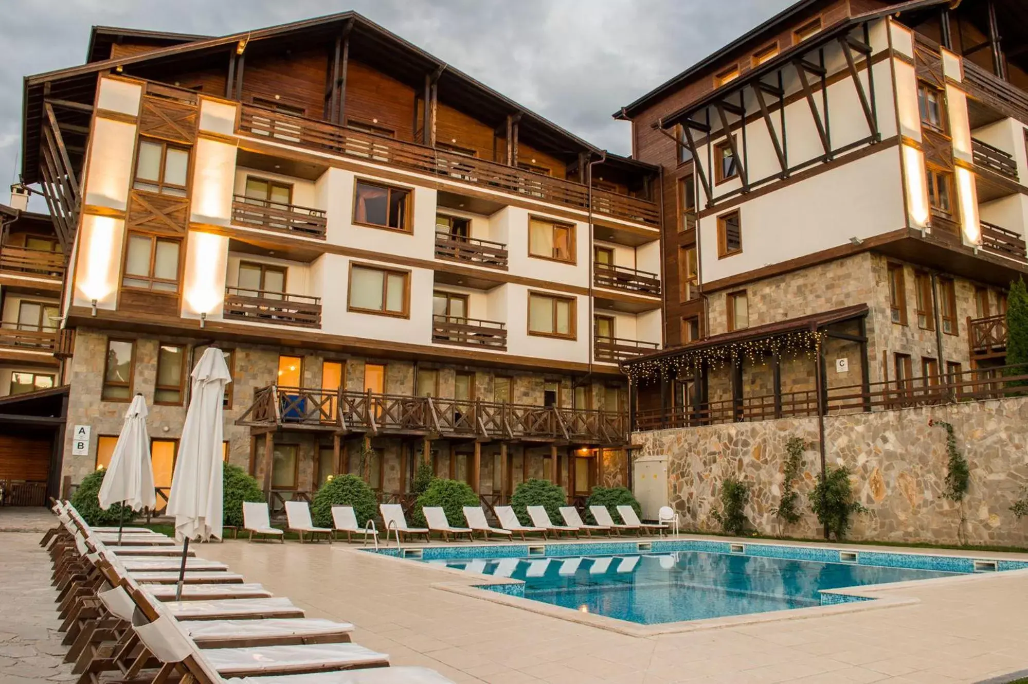 Facade/entrance, Swimming Pool in Green Life Resort Bansko