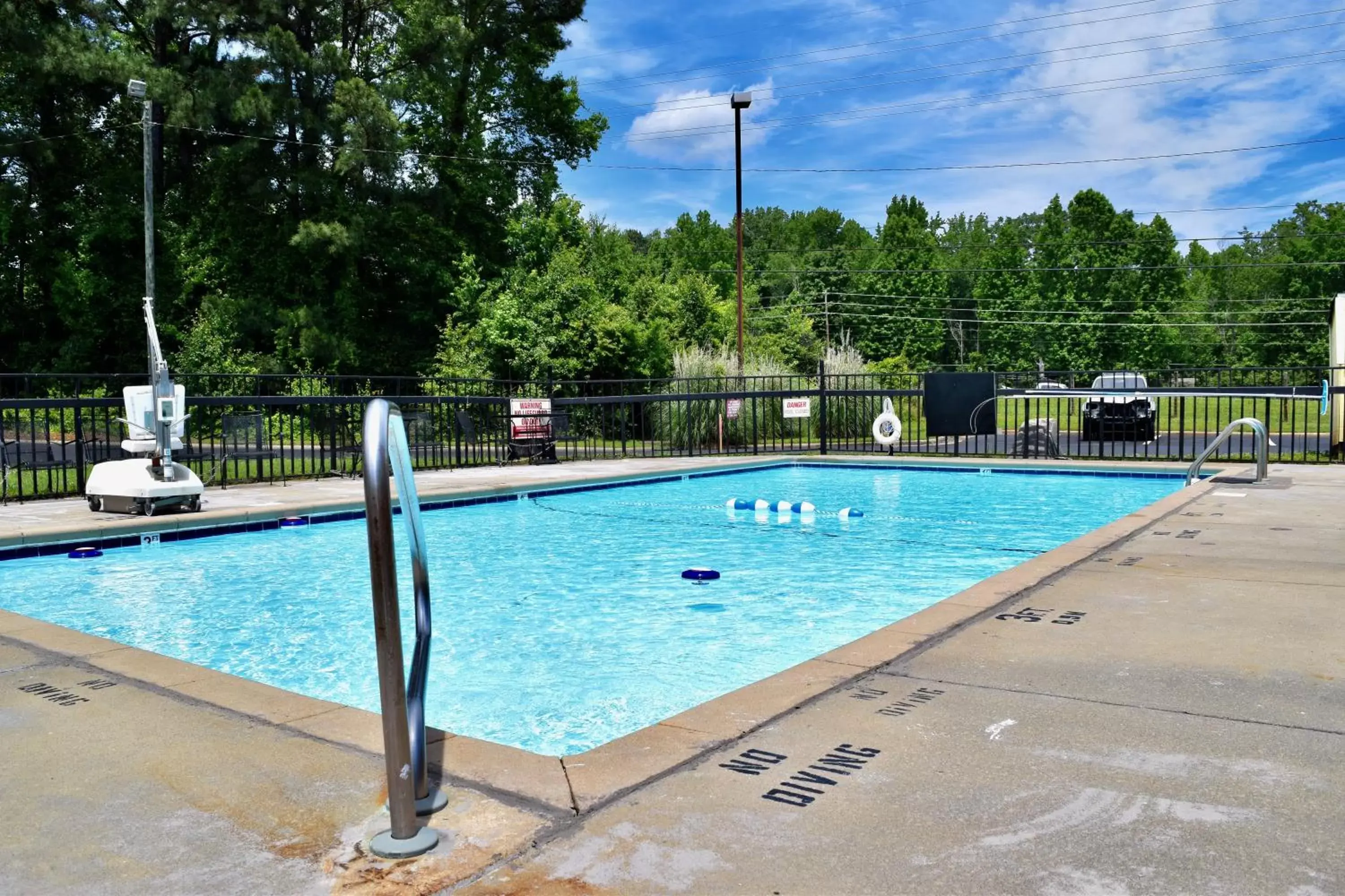 Swimming Pool in Econo Lodge Sanford NC