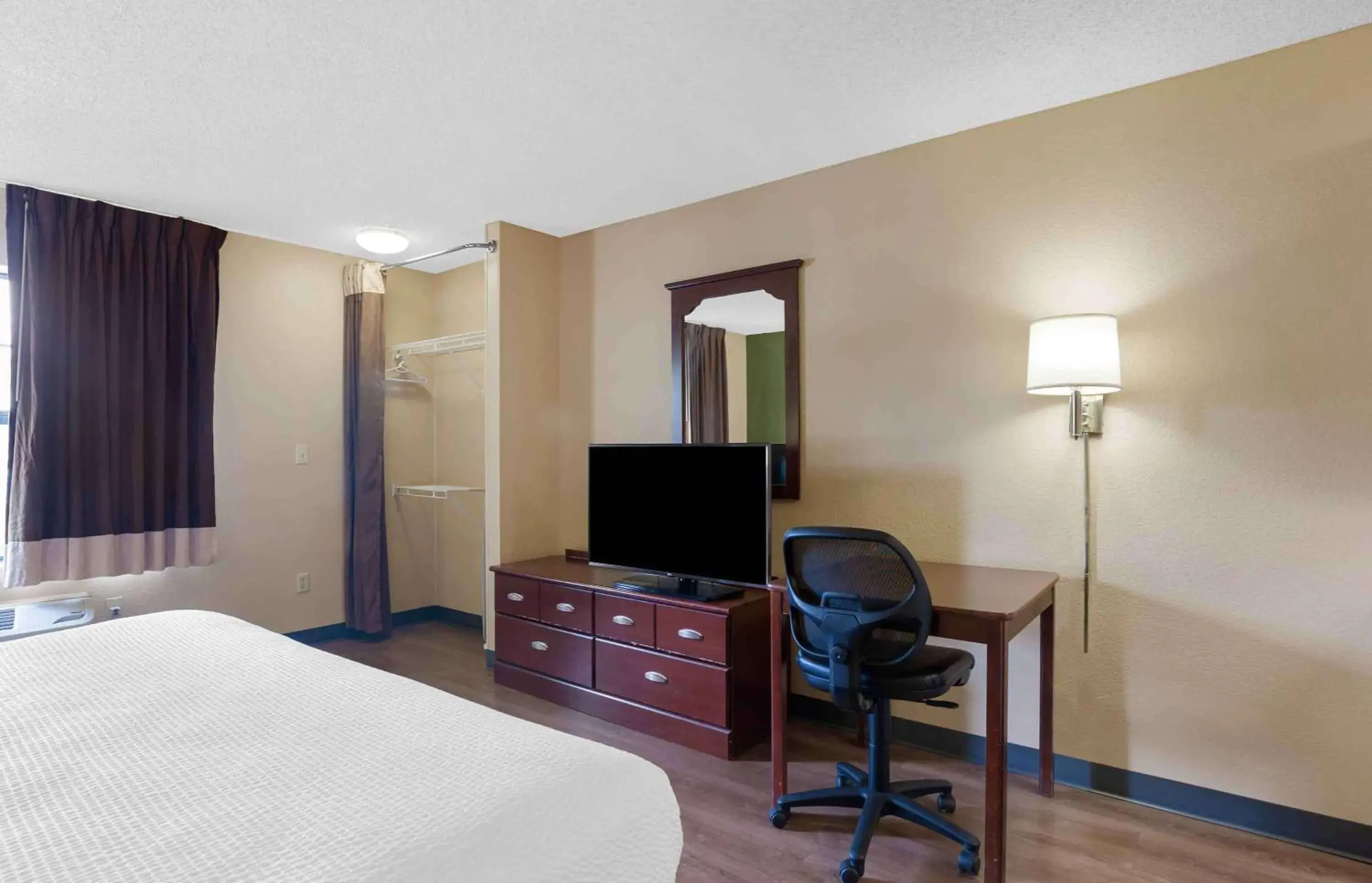 Bedroom, TV/Entertainment Center in Extended Stay America Suites - Columbus - Bradley Park
