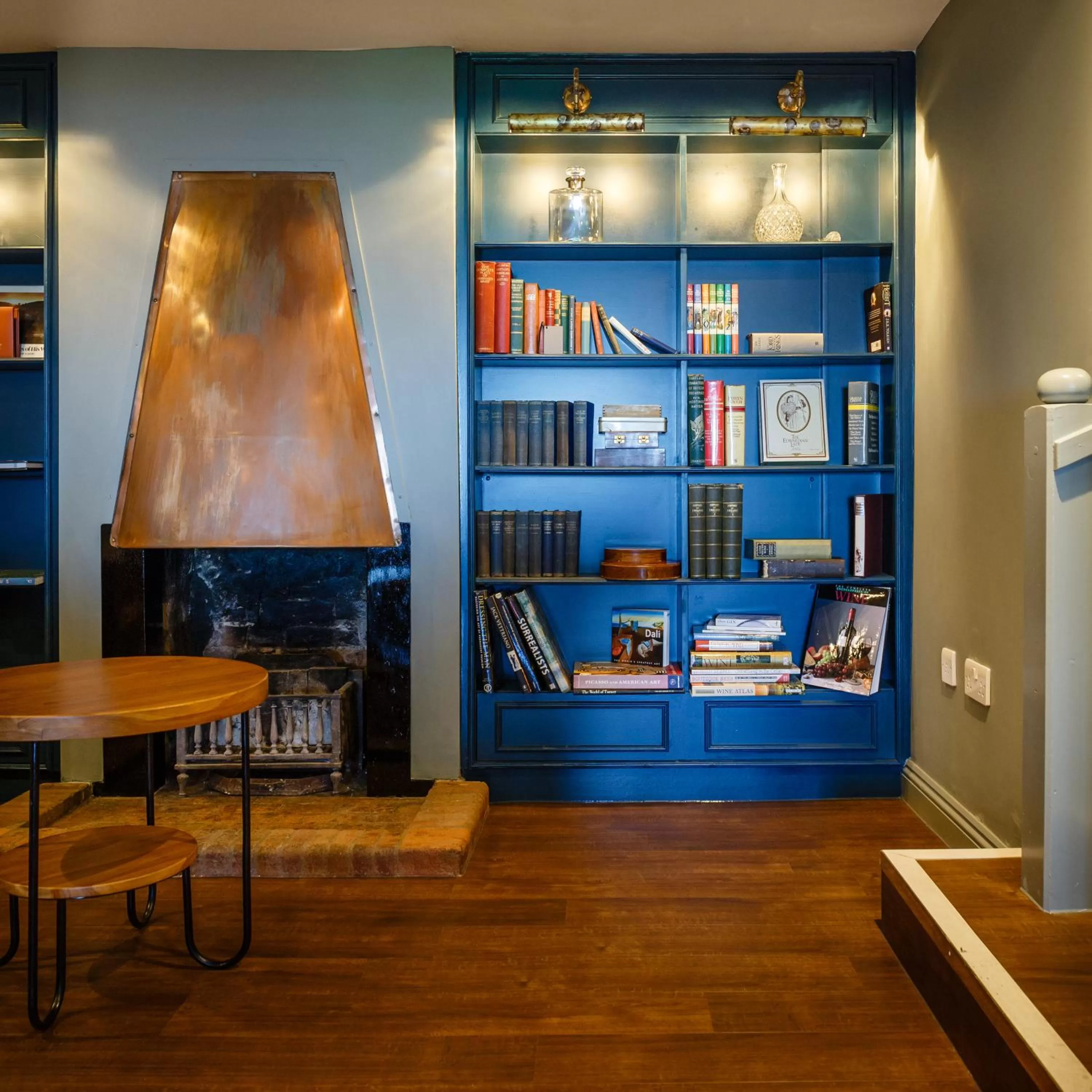 Library in Cottage In The Wood