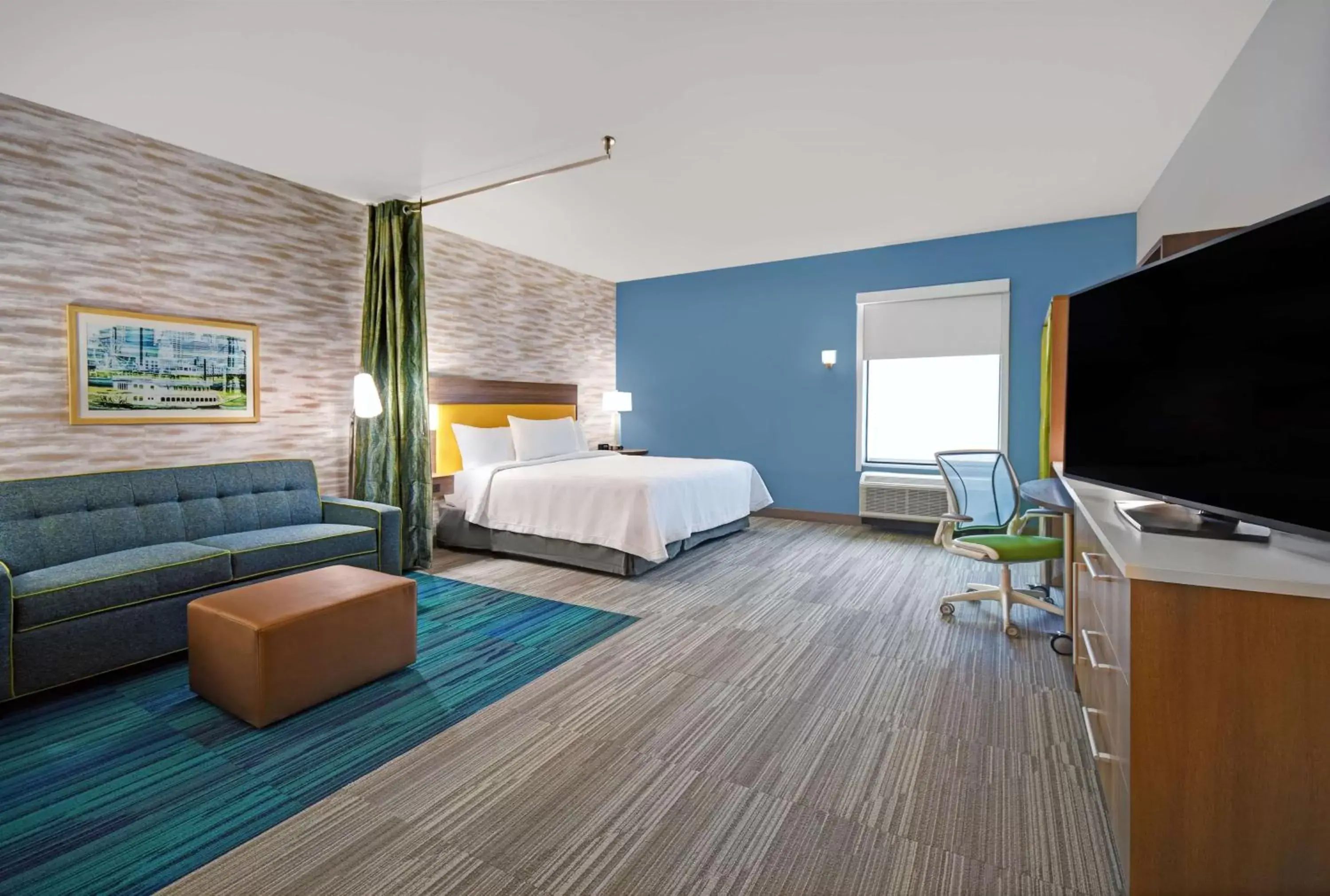Bed, TV/Entertainment Center in Home2 Suites By Hilton Springdale Cincinnati