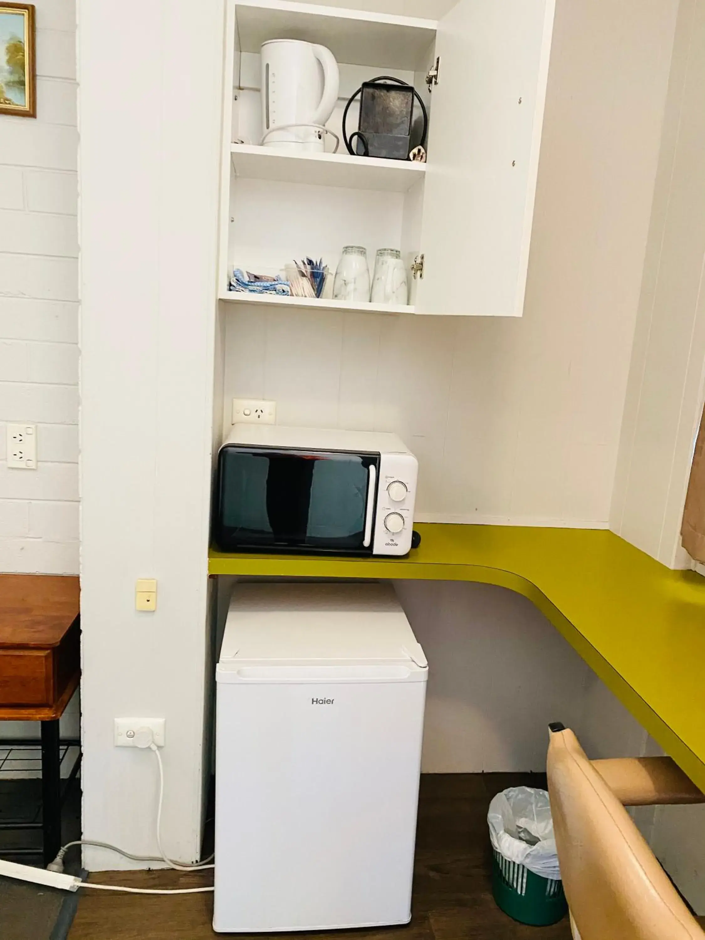 Kitchen/Kitchenette in Millers Cottage Motel