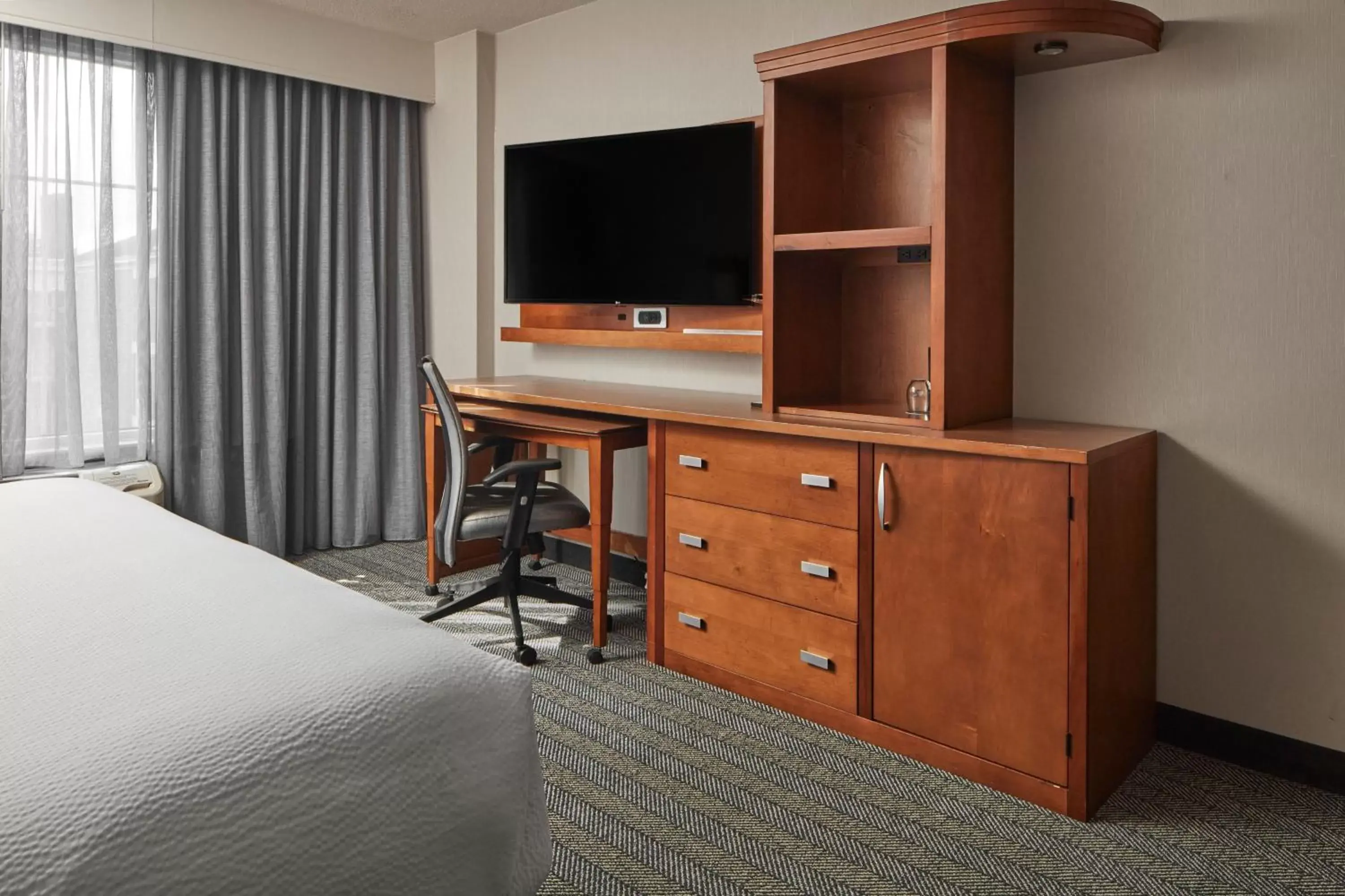 Photo of the whole room, TV/Entertainment Center in Courtyard by Marriott Charlottesville - University Medical Center