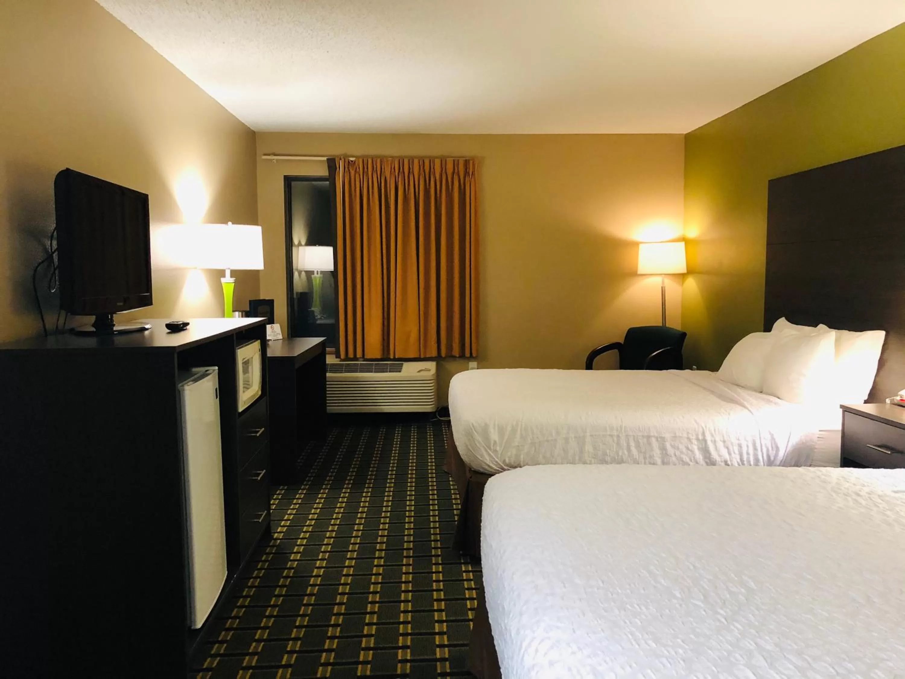 Photo of the whole room, Bed in Boarders Inn & Suites by Cobblestone Hotels Columbus