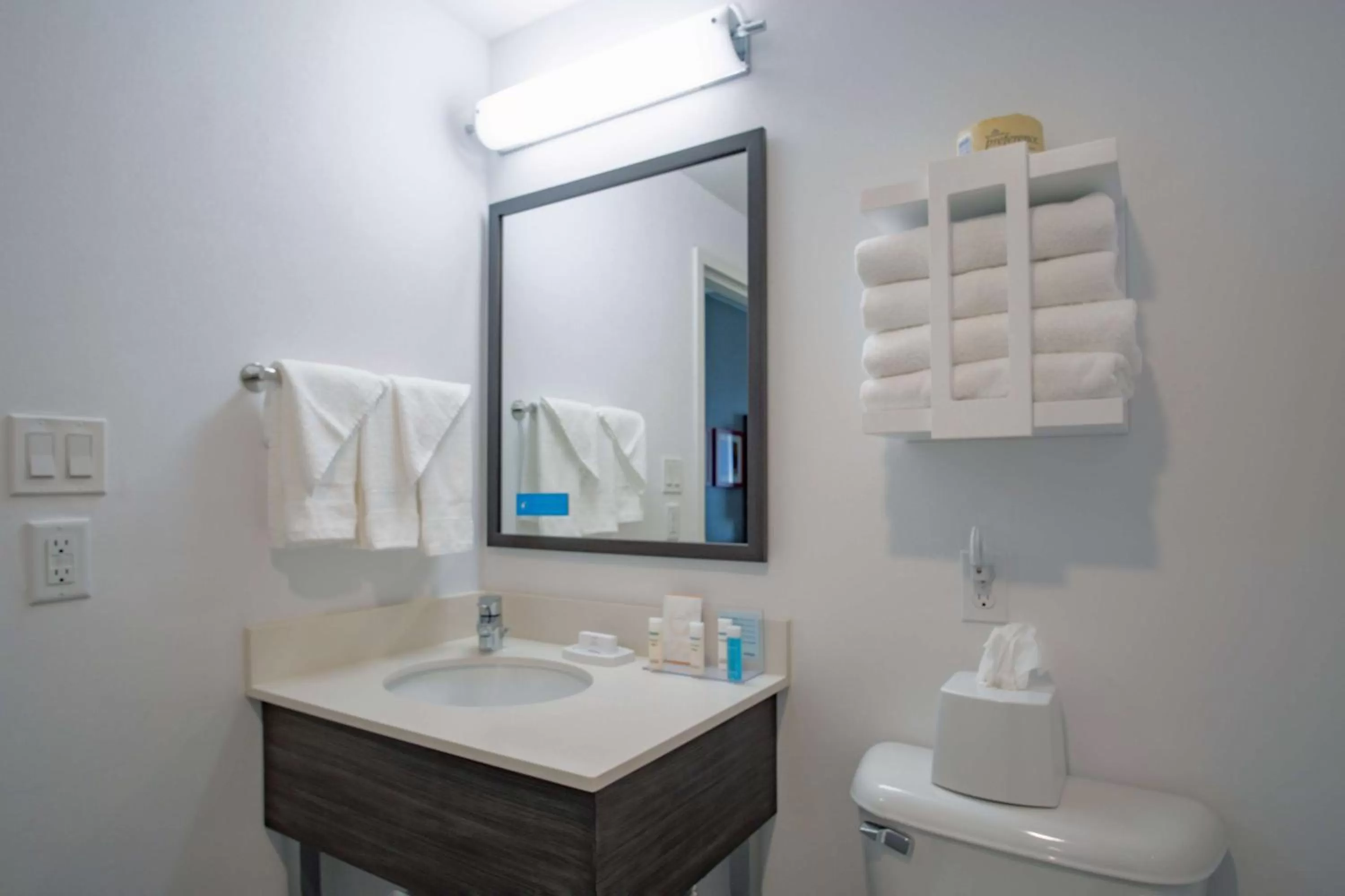 Bathroom in Hampton Inn Oklahoma City/Yukon