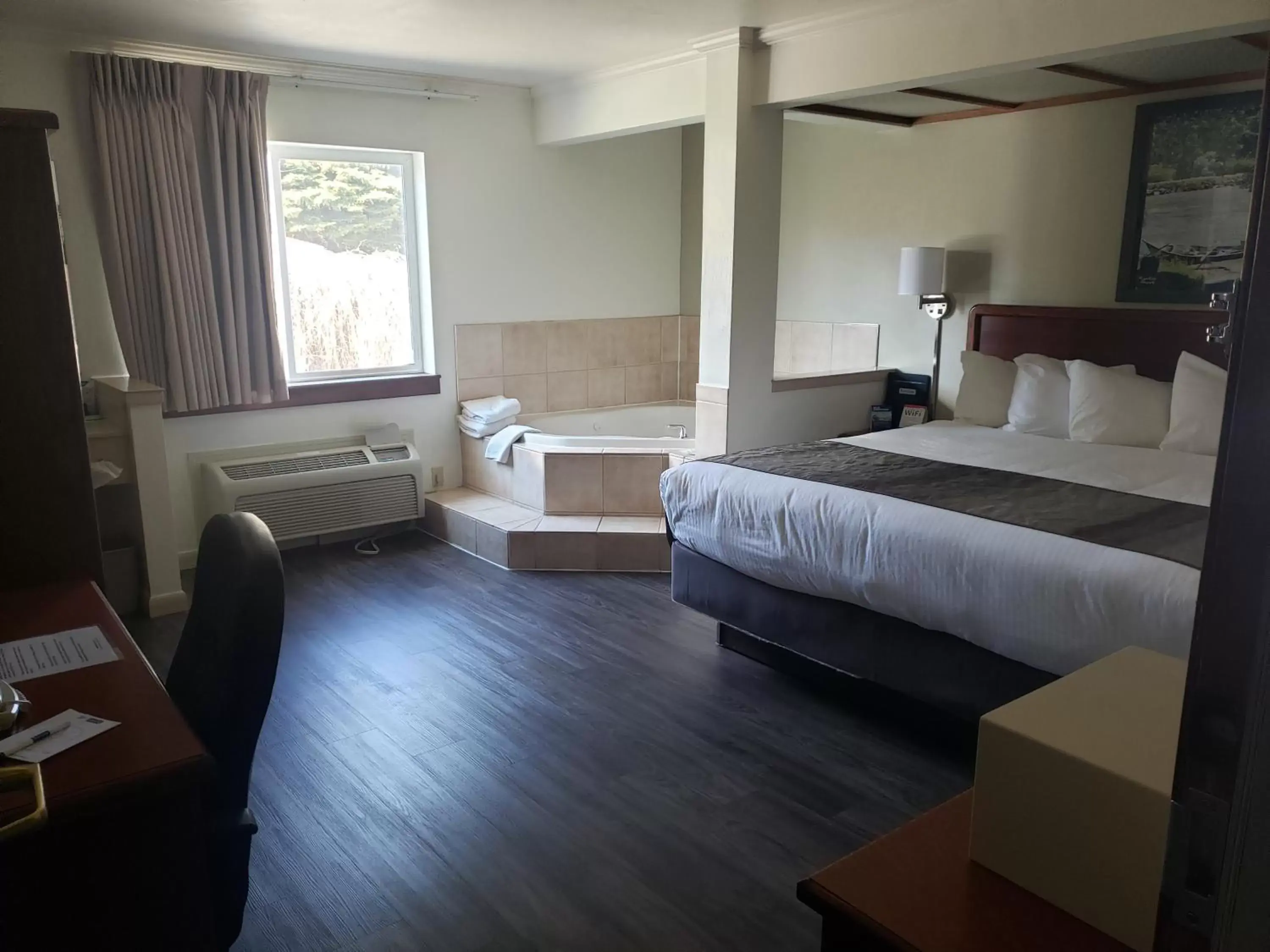 Photo of the whole room, Bed in Travelodge by Wyndham Livingston