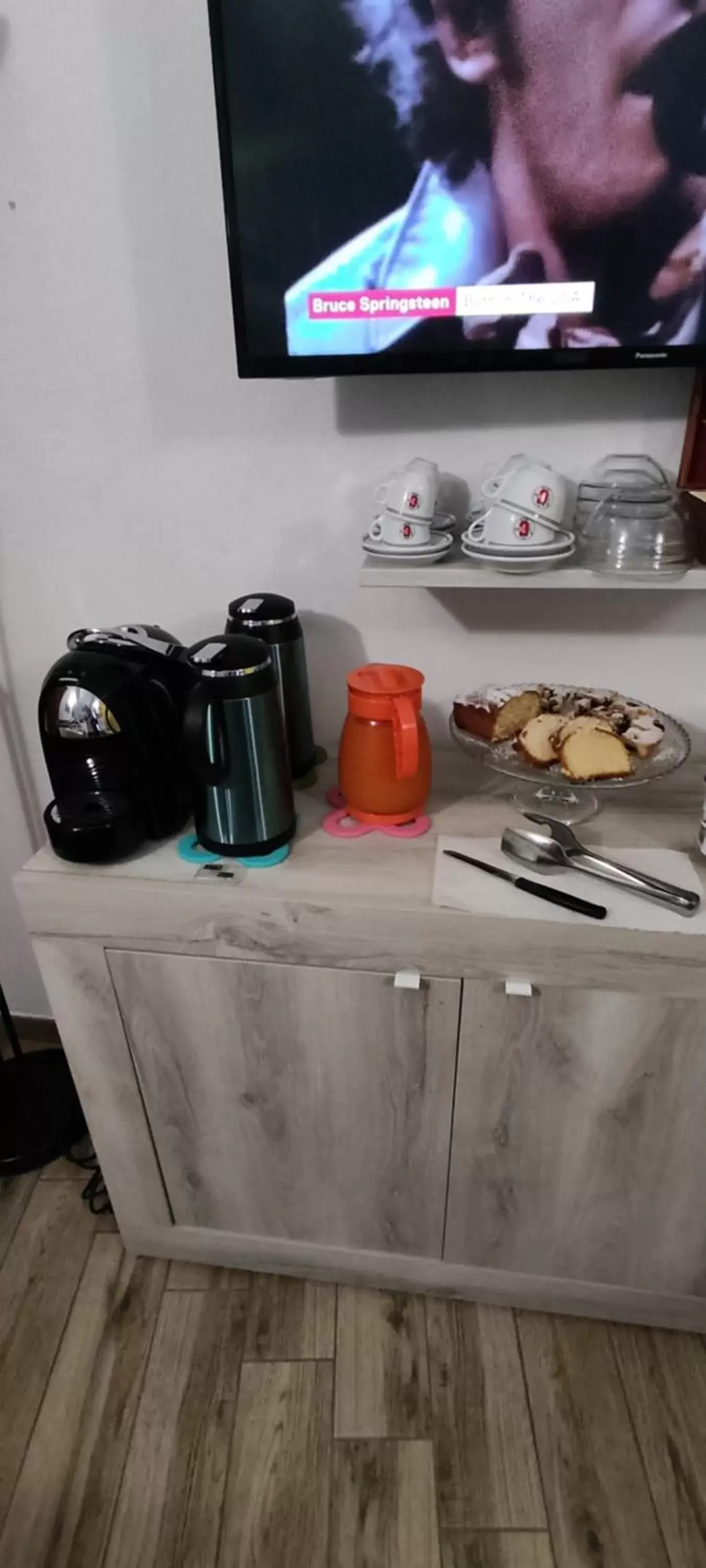 Breakfast, TV/Entertainment Center in B&B AKROPOLIS