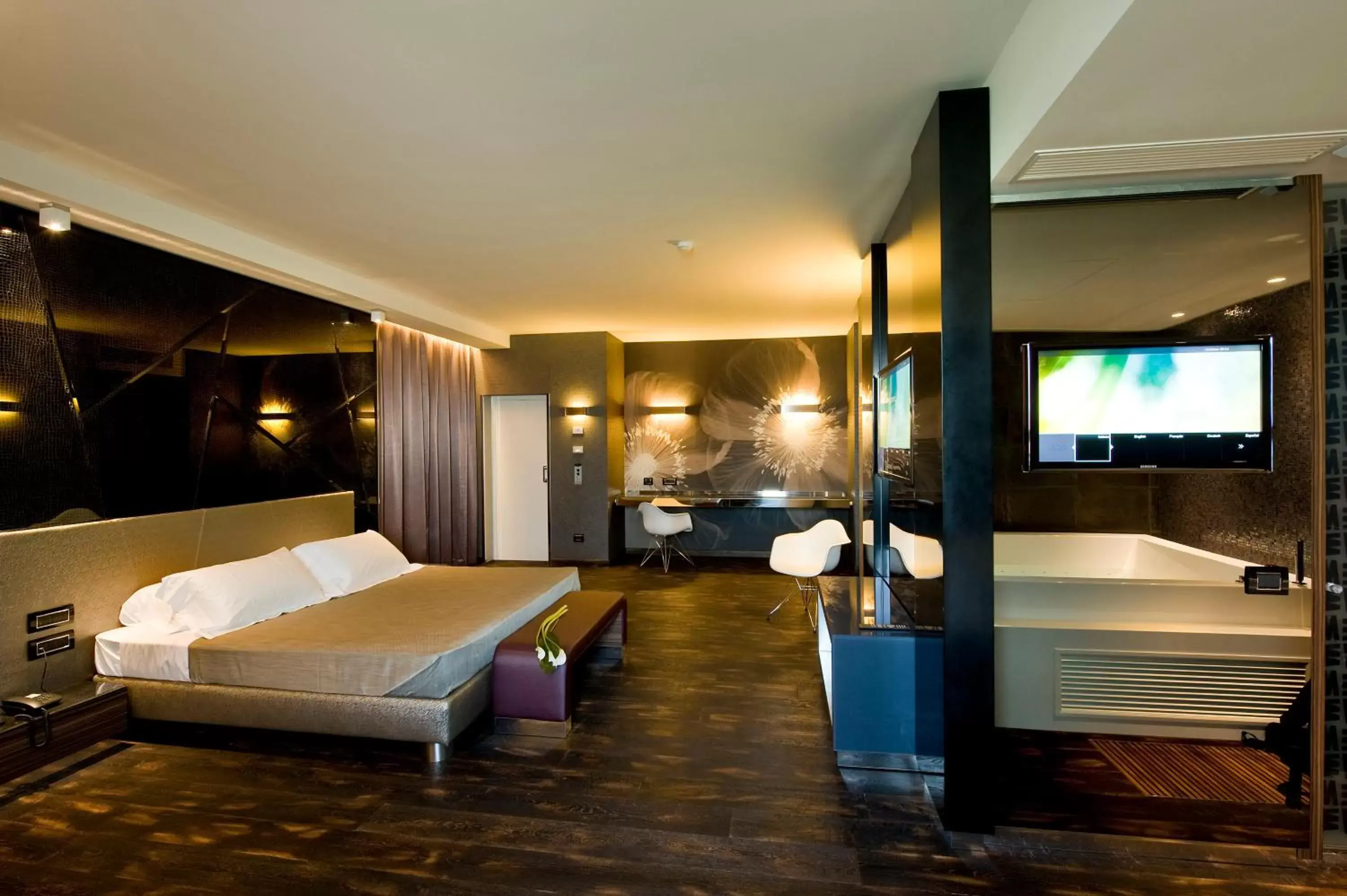 Photo of the whole room, Bed in Viola Mhotel