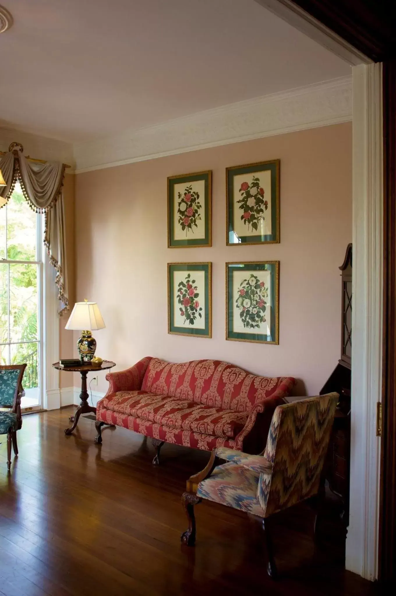 Seating Area in Lookaway Inn