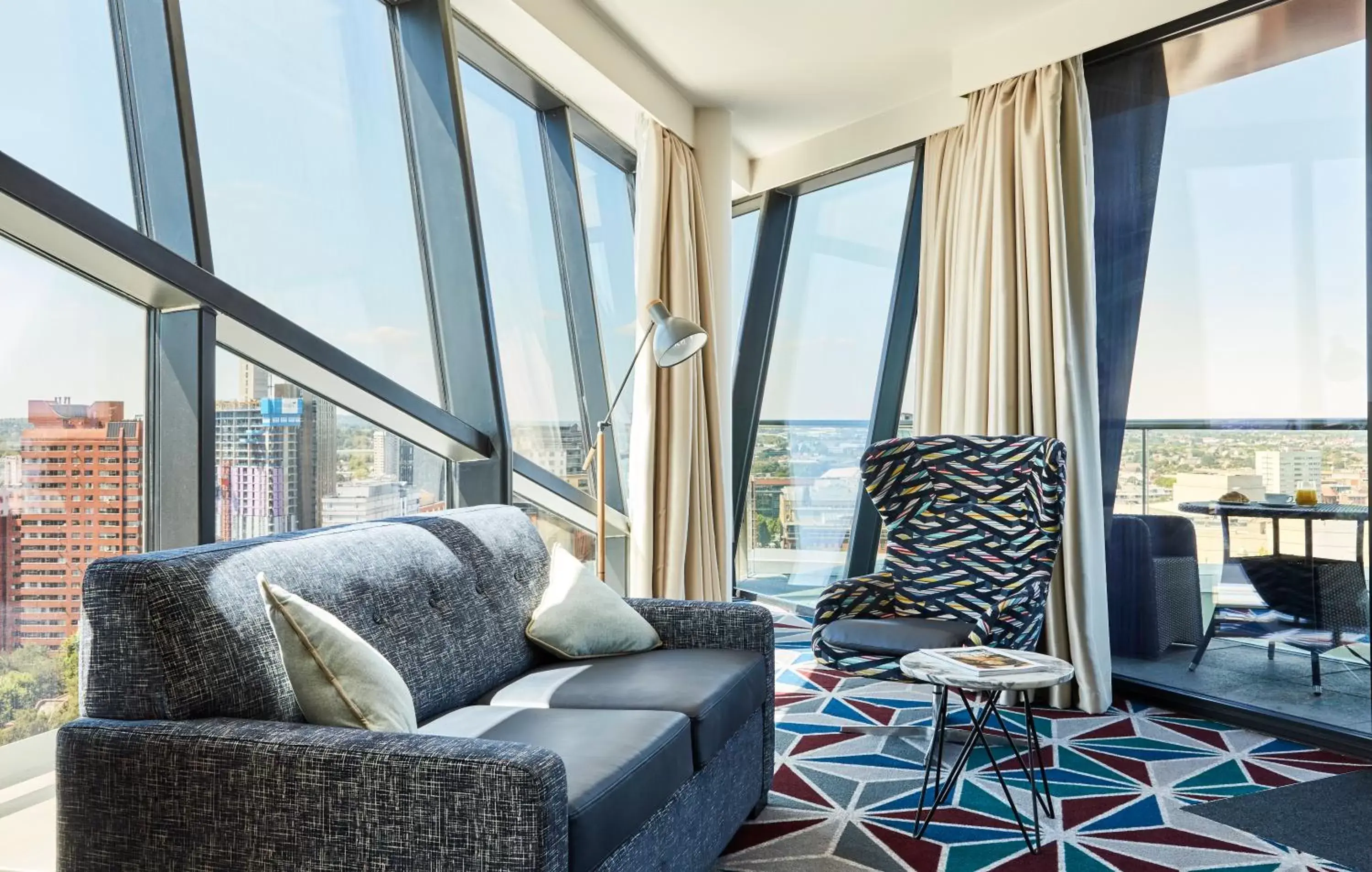 Photo of the whole room, Seating Area in The Cube Hotel Birmingham