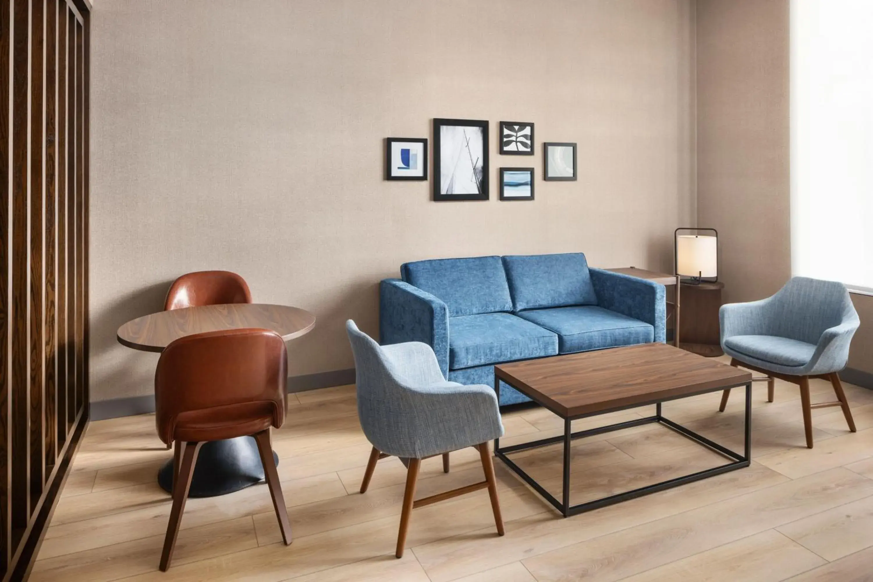 Lounge or bar, Seating Area in Four Points by Sheraton Penticton at the Convention Centre