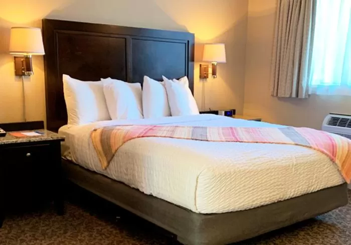 Bed in Coachman Inn Oak Harbor