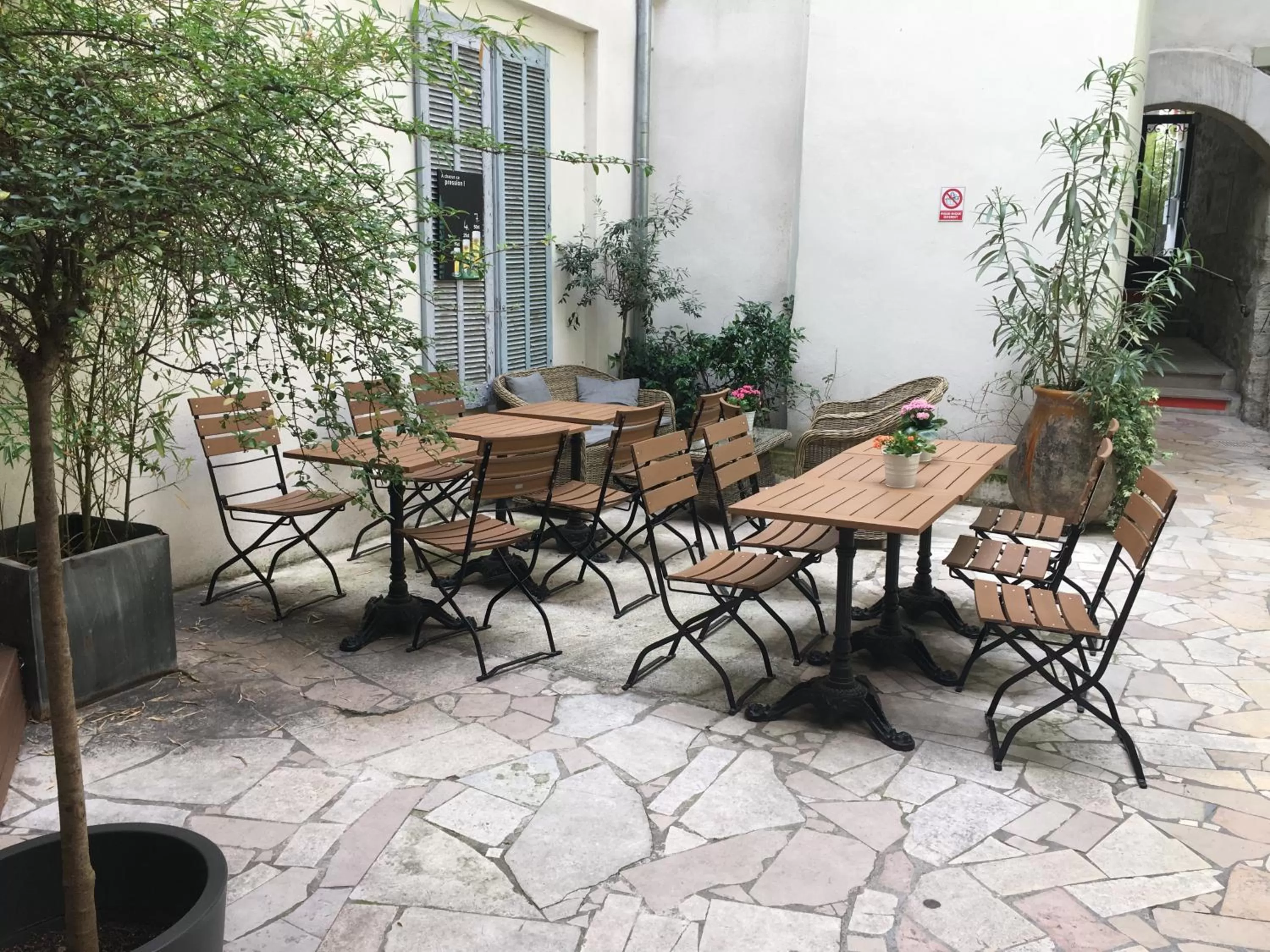 Patio in Hôtel Central