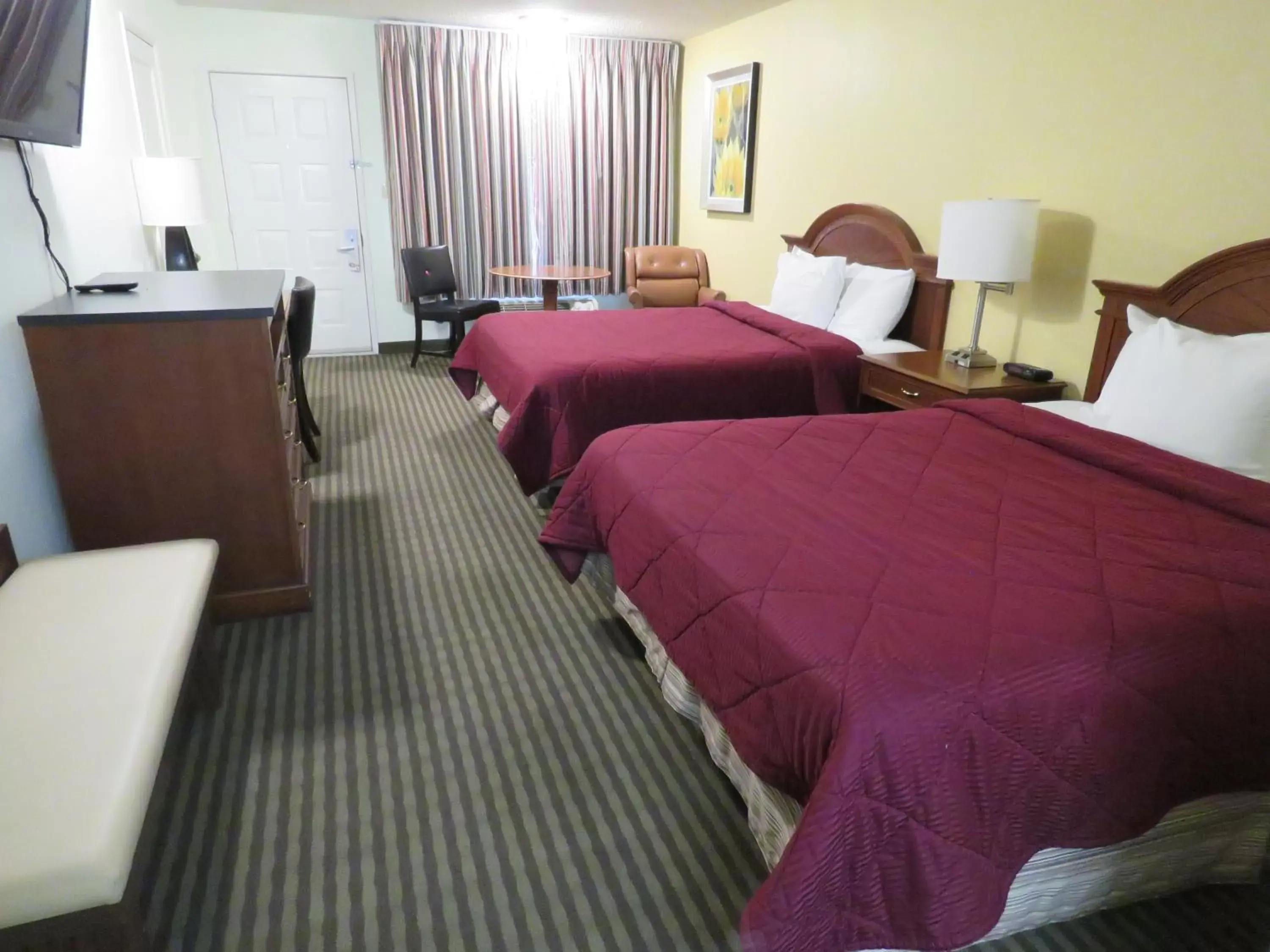 Bedroom, Bed in Thunderbird Motel