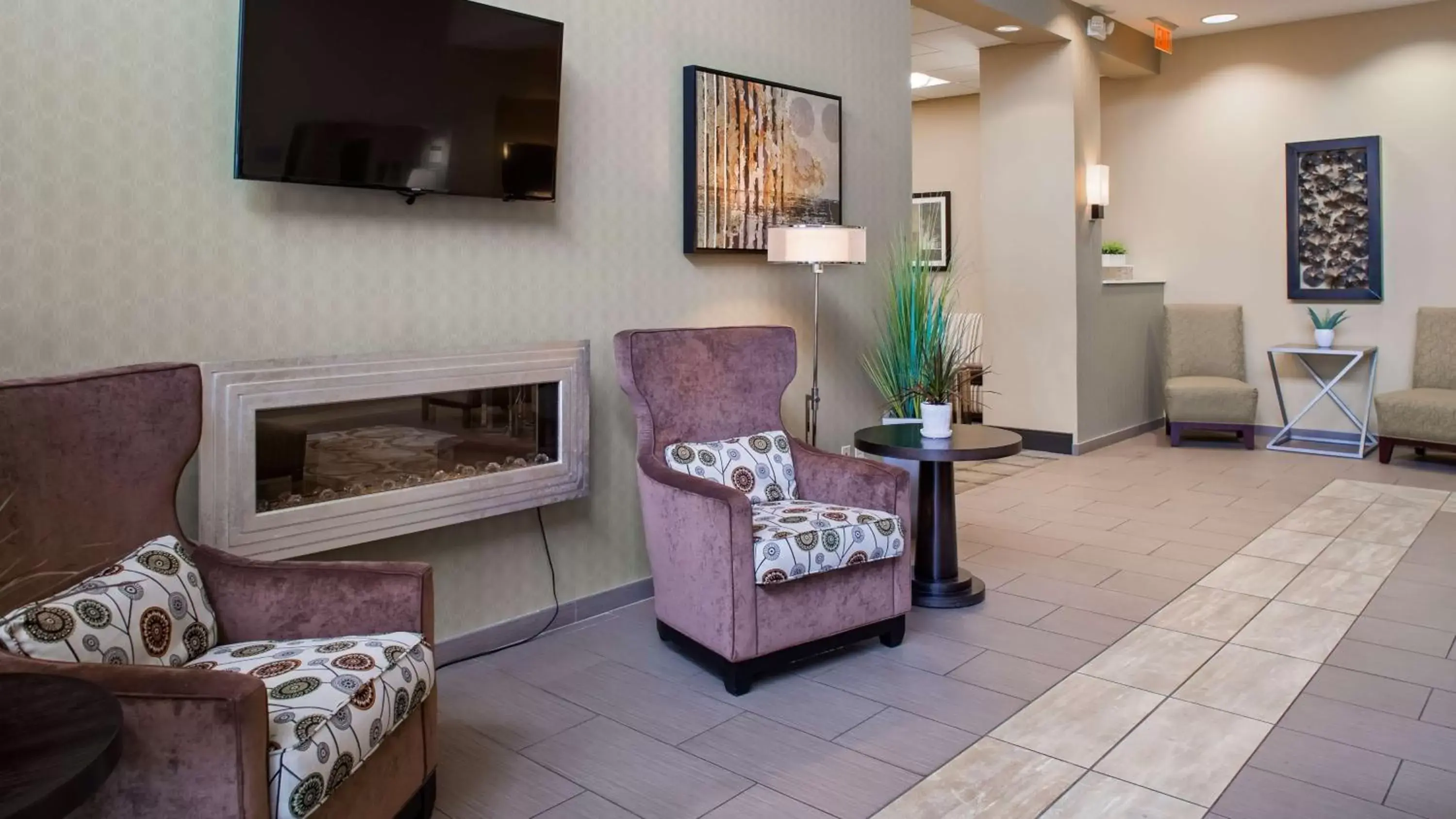 Lobby or reception, TV/Entertainment Center in Best Western Plus Thornburg Inn & Suites