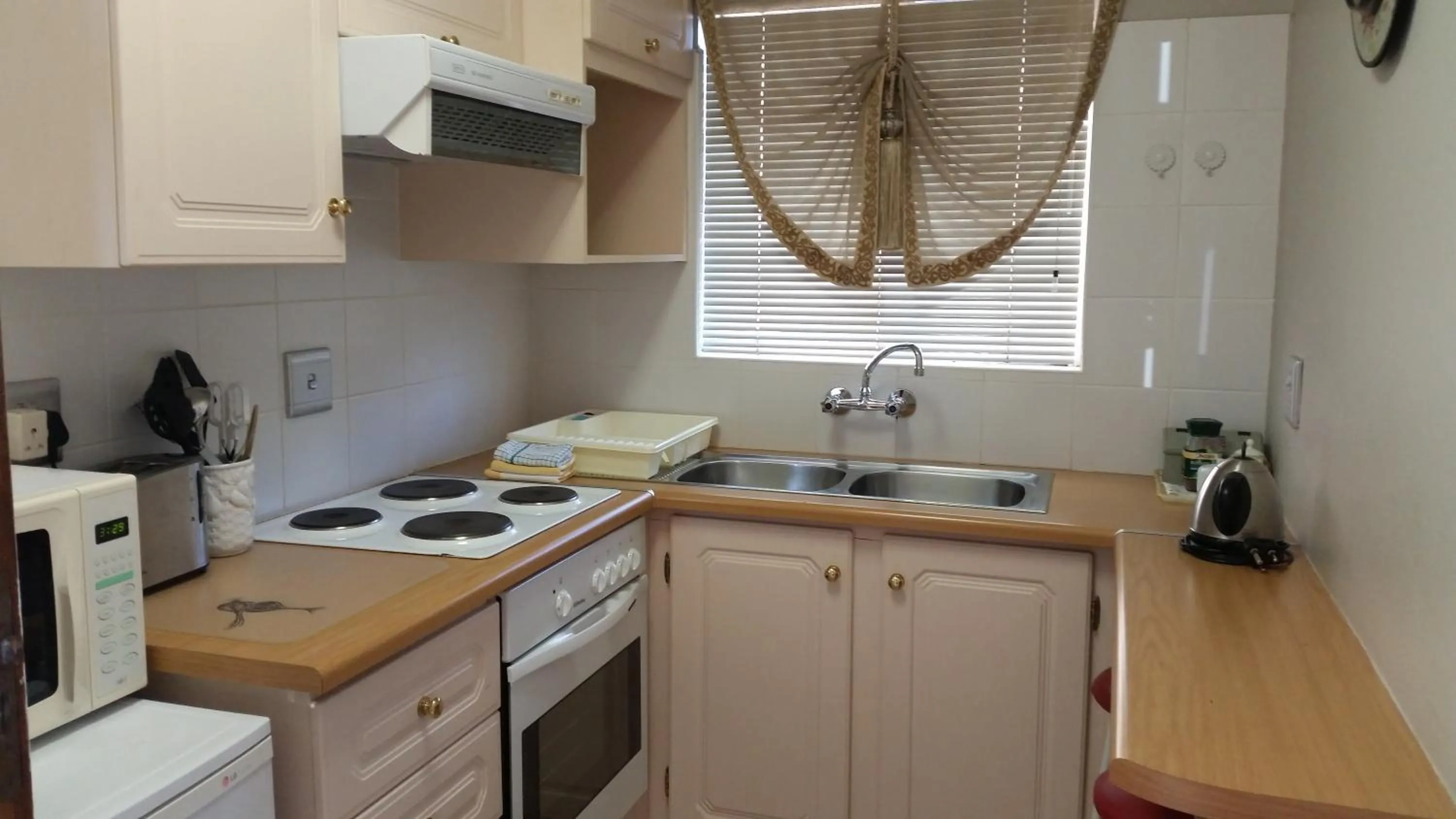 Kitchen or kitchenette in Royal Ridge Guesthouse