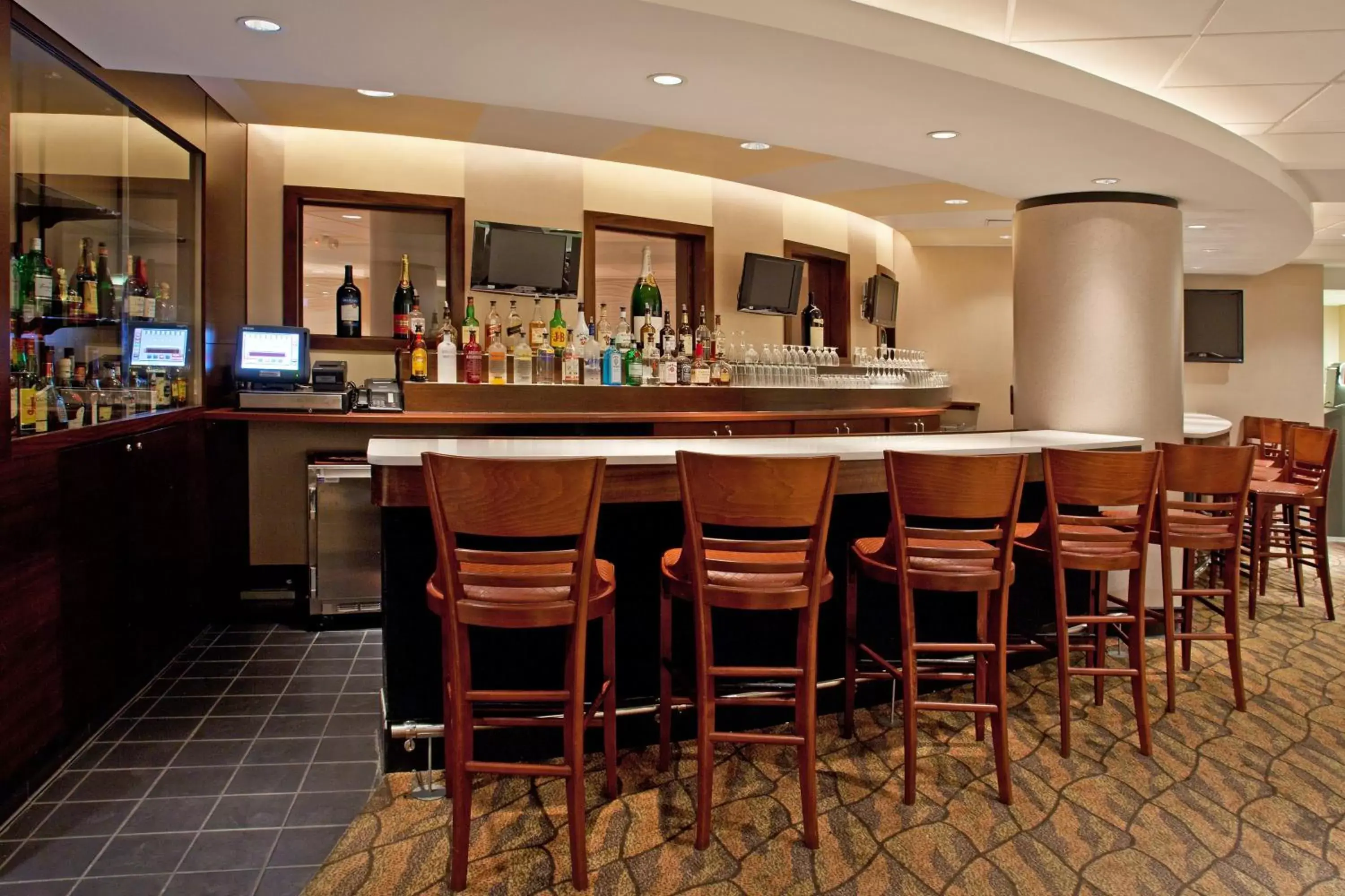Lounge or bar, Lounge/Bar in Holiday Inn Columbus Dwtn-Capitol Square, an IHG Hotel