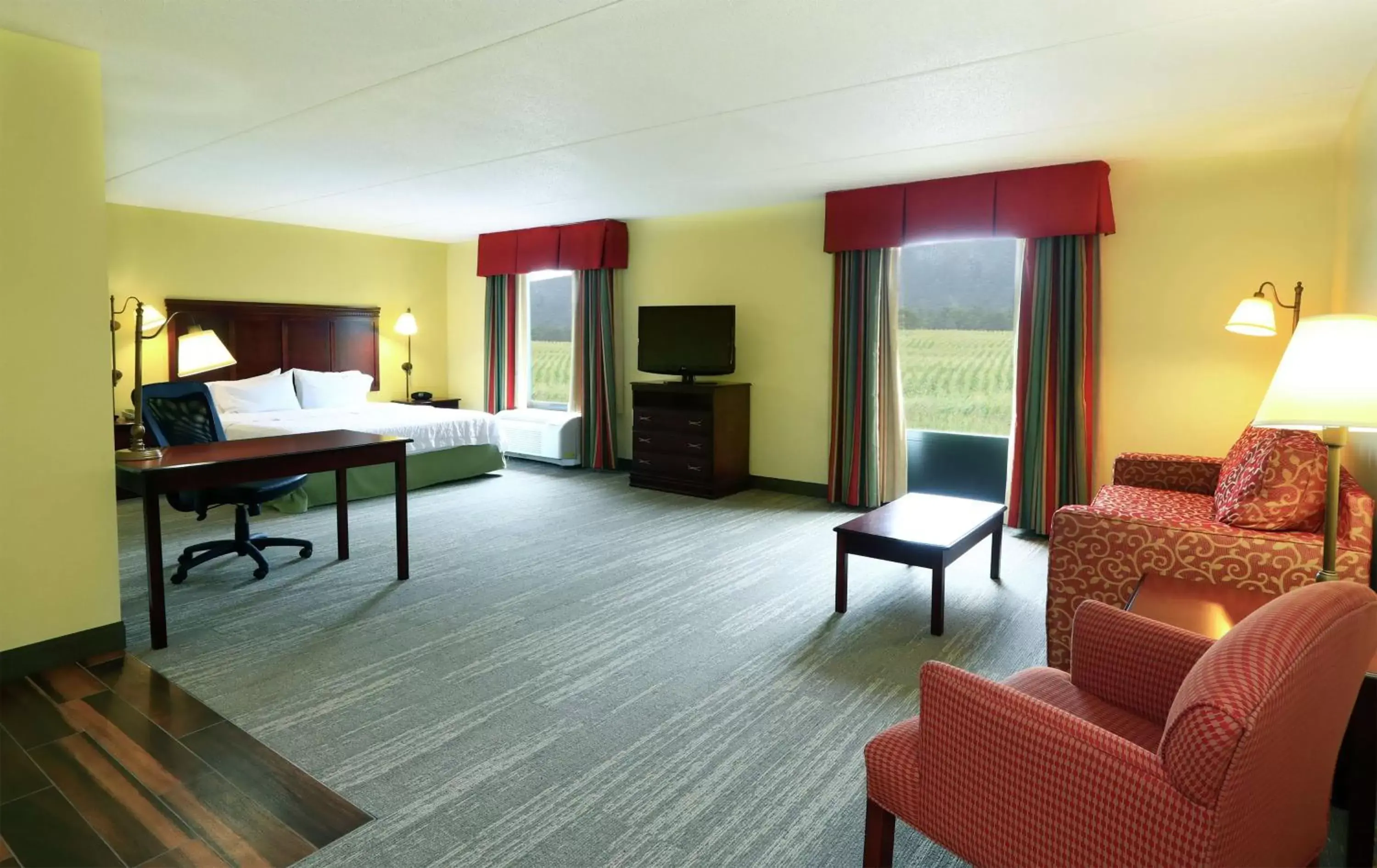 Bedroom, Seating Area in Hampton Inn and Suites of Lamar