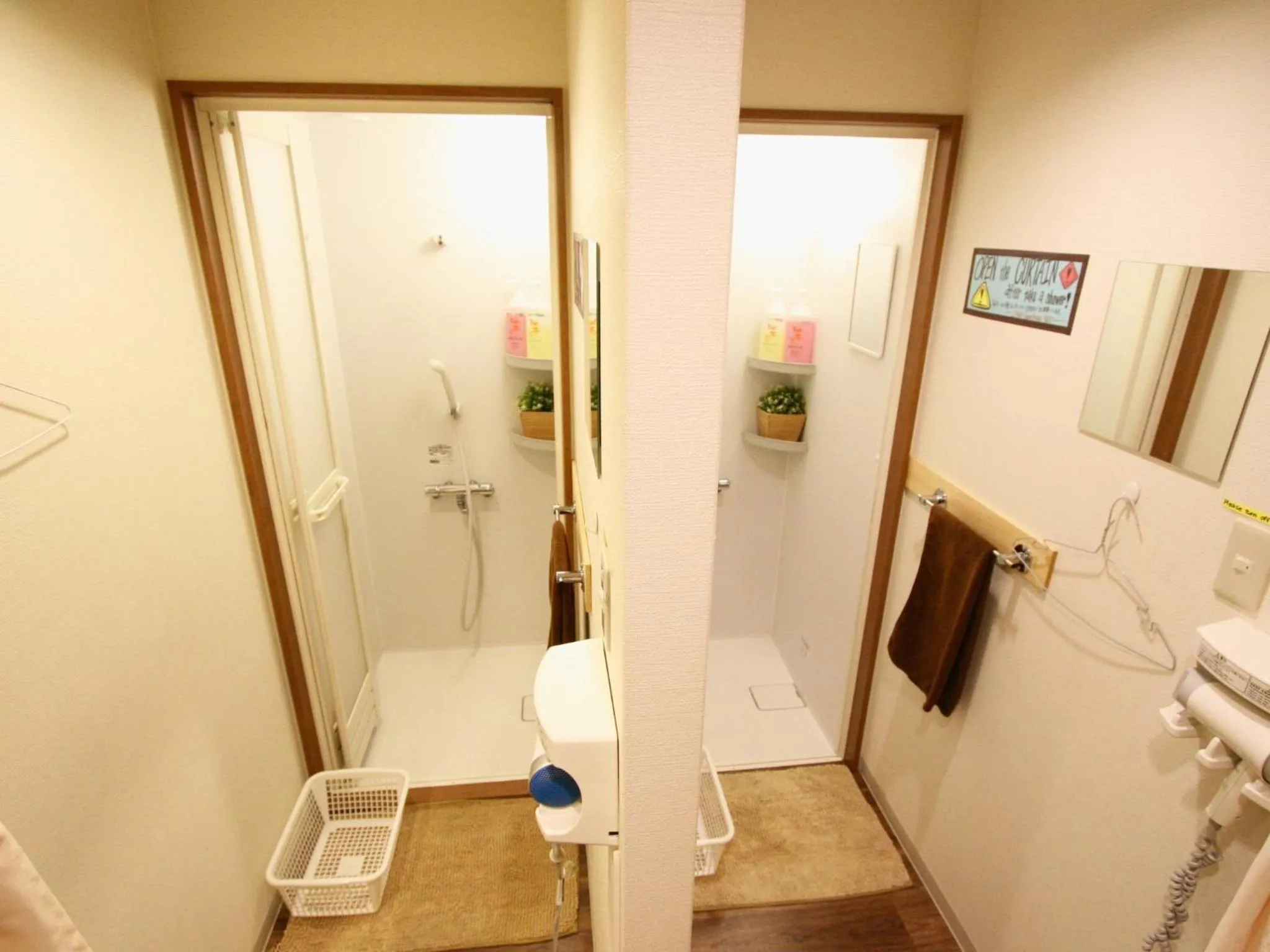 Shower in Osaka Guesthouse Nest