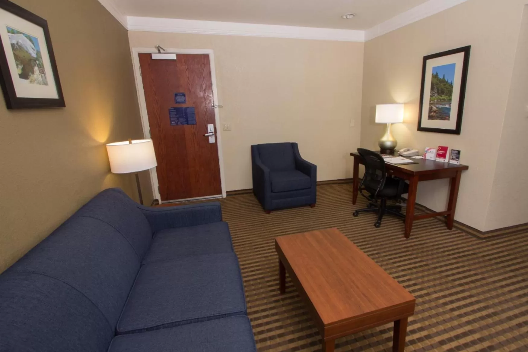 Living room in Comfort Suites Visalia - Convention Center