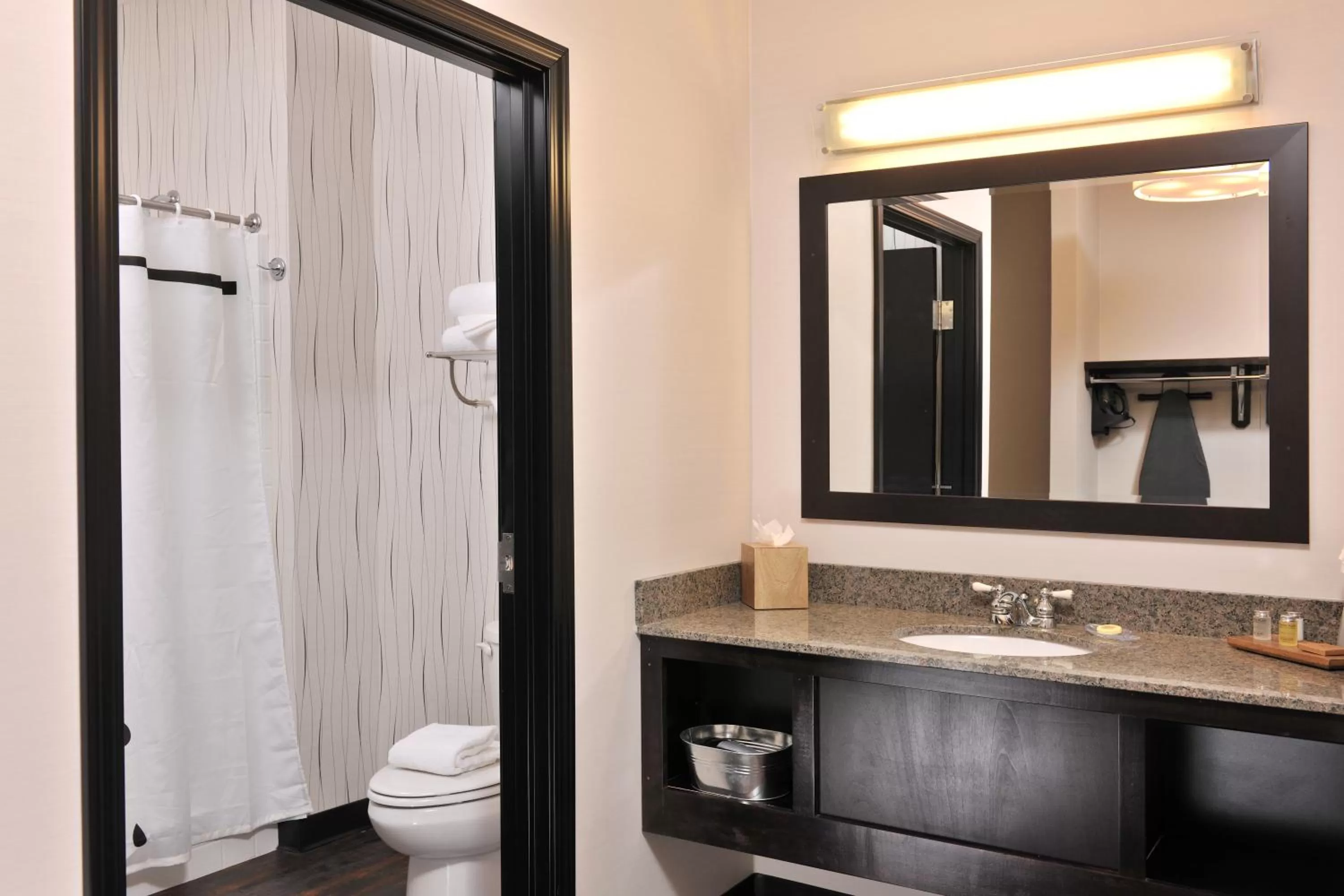 Bathroom in Stoney Creek Hotel Kansas City - Independence