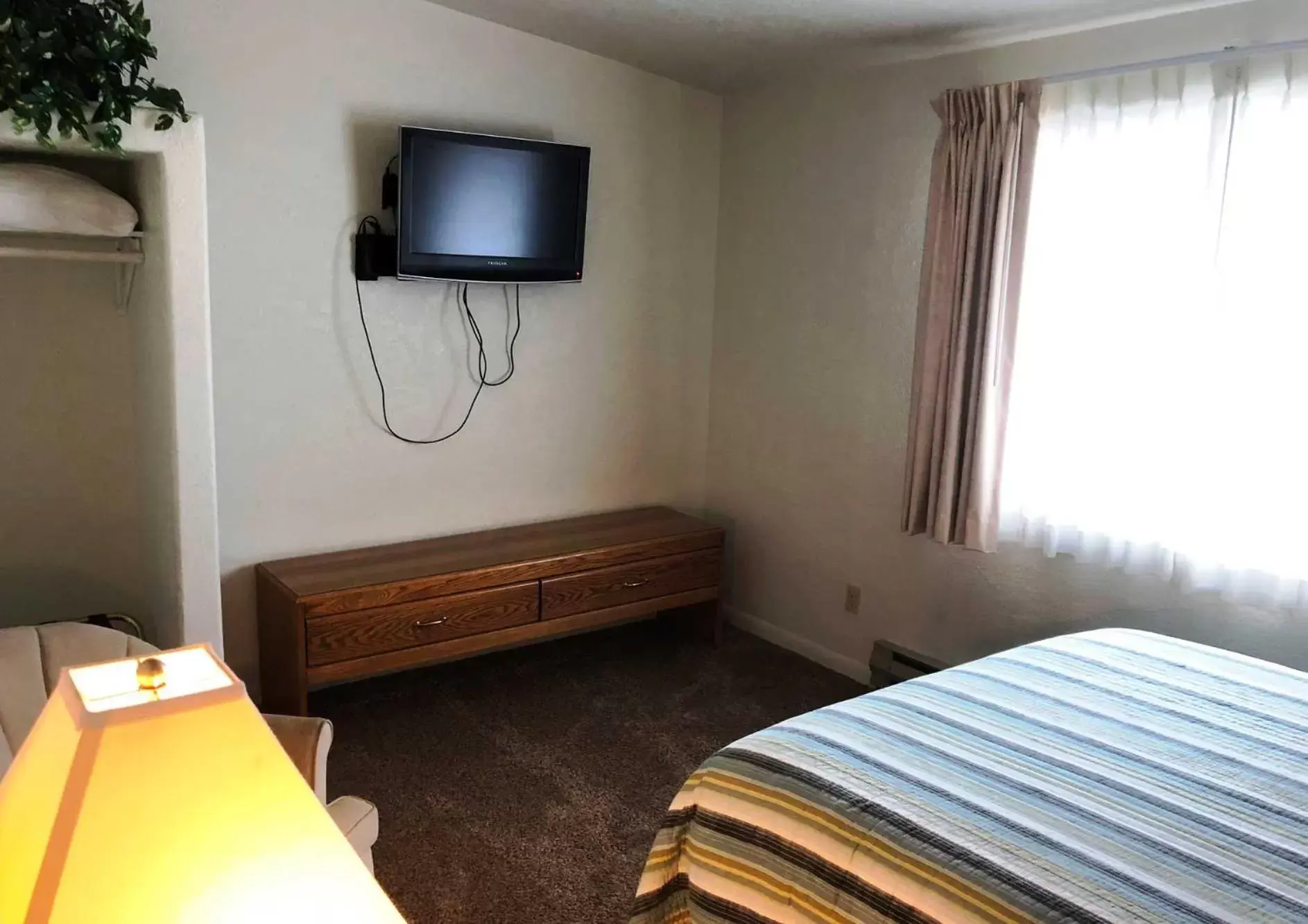 Photo of the whole room, TV/Entertainment Center in Bristlecone Motel