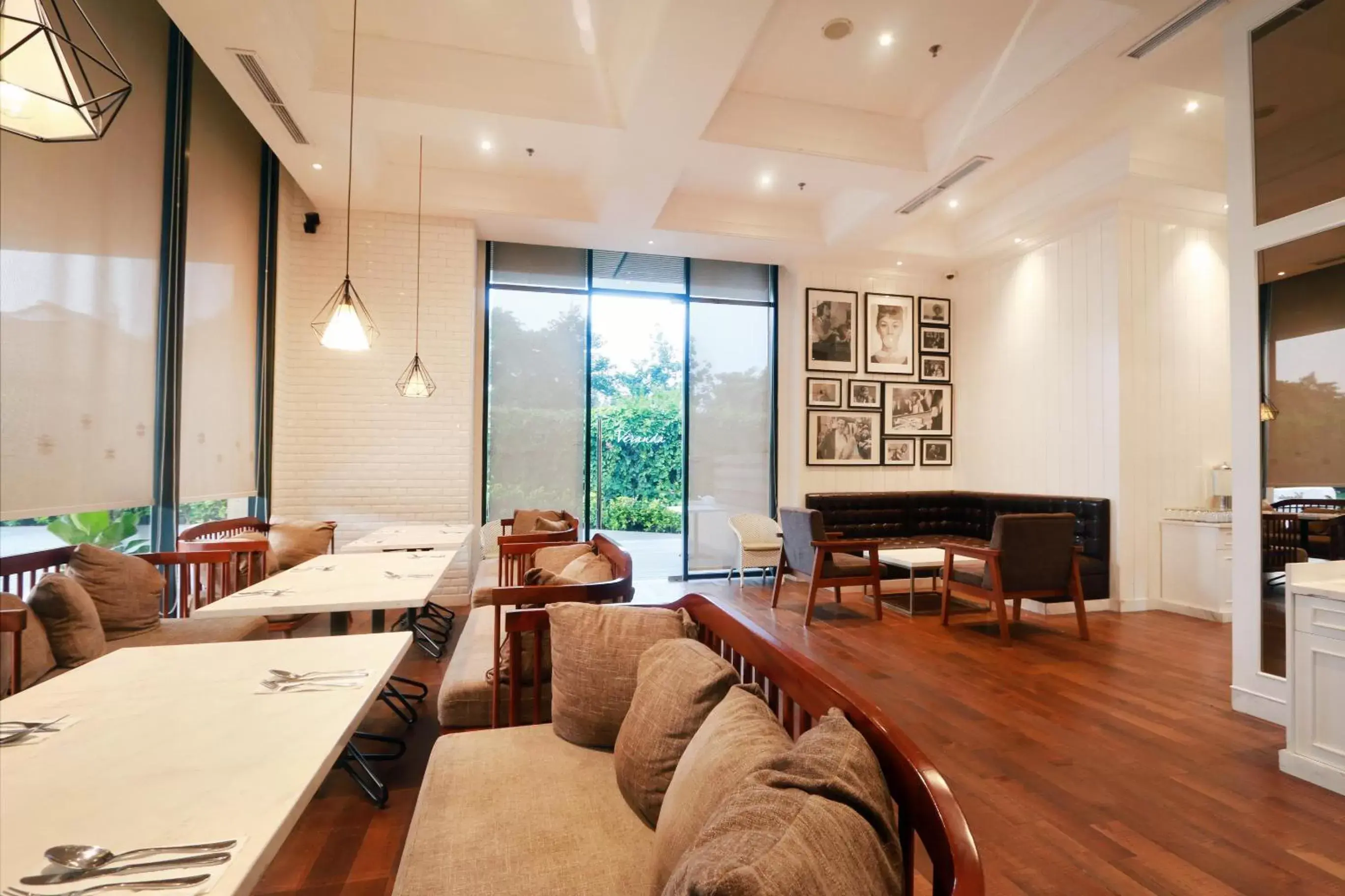 Restaurant/places to eat in Veranda Serviced Residence Puri