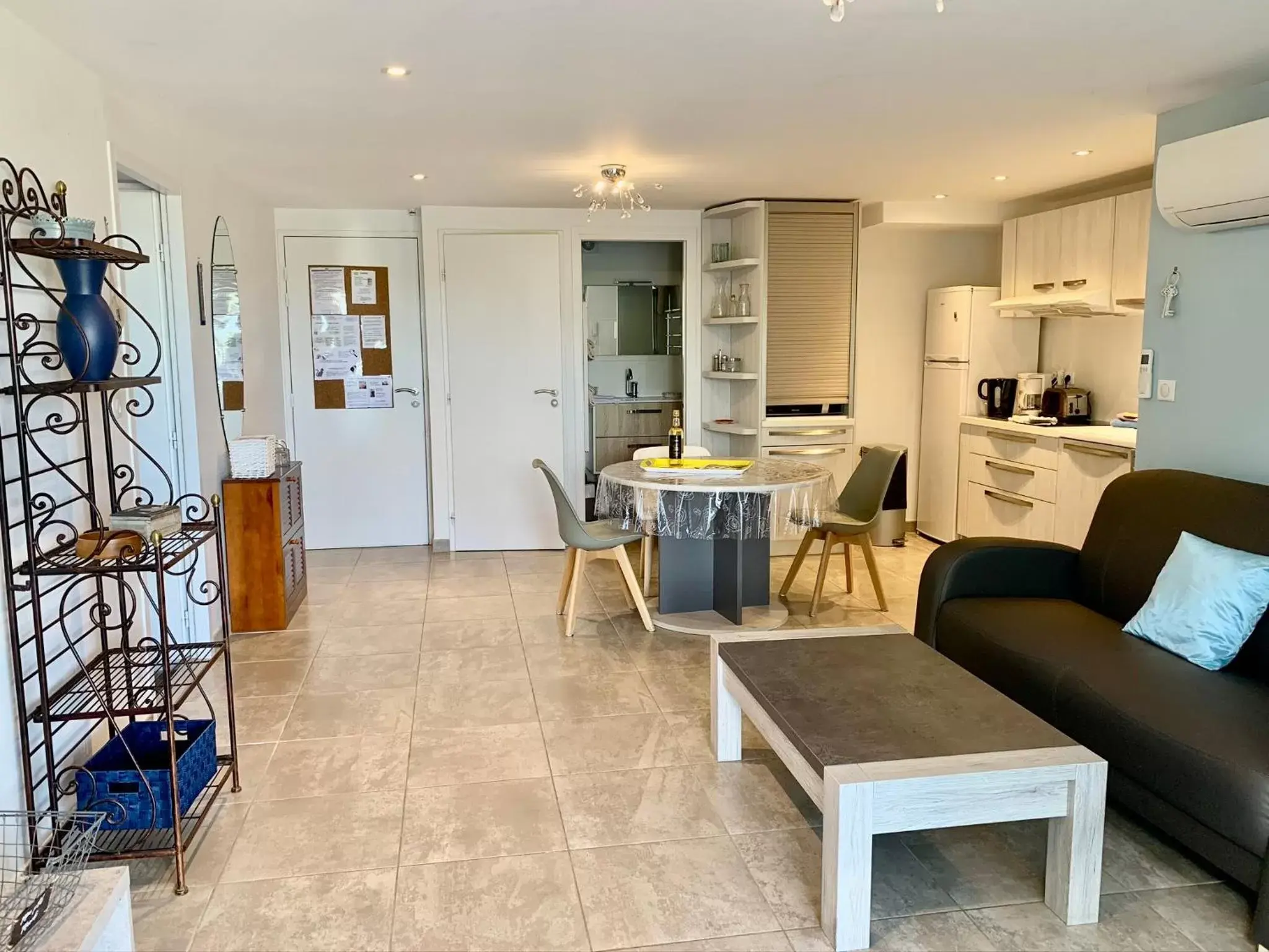 Living room, Kitchen/Kitchenette in Mas Saint-Ange