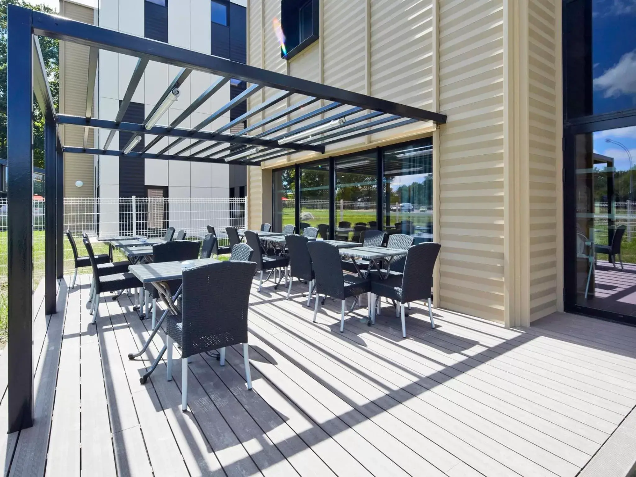 Balcony/Terrace, Restaurant/Places to Eat in Kyriad Prestige Pau – Palais des Sports