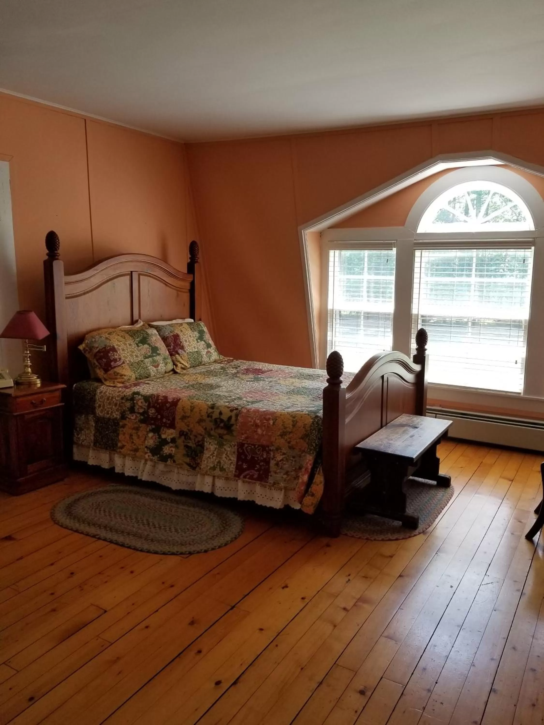 Bed in Trails End Inn