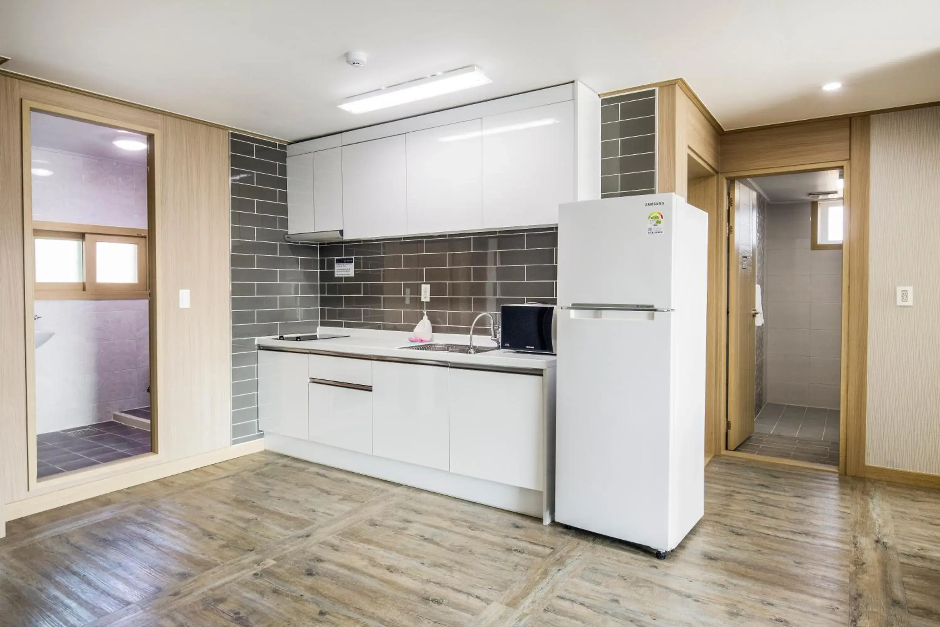 Toilet, Kitchen/Kitchenette in Suandsu Hotel