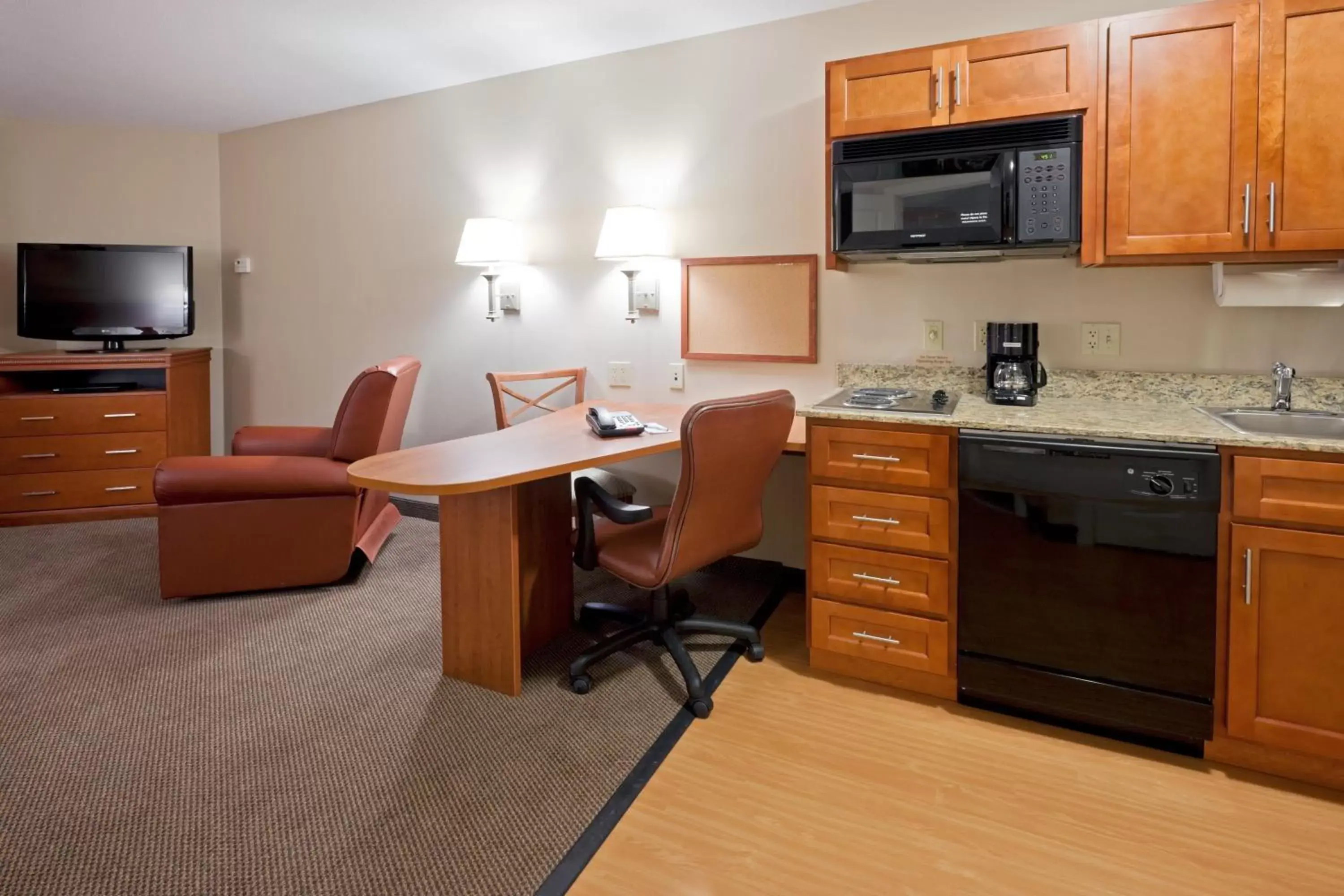 Photo of the whole room, Kitchen/Kitchenette in Candlewood Williamsport, an IHG Hotel