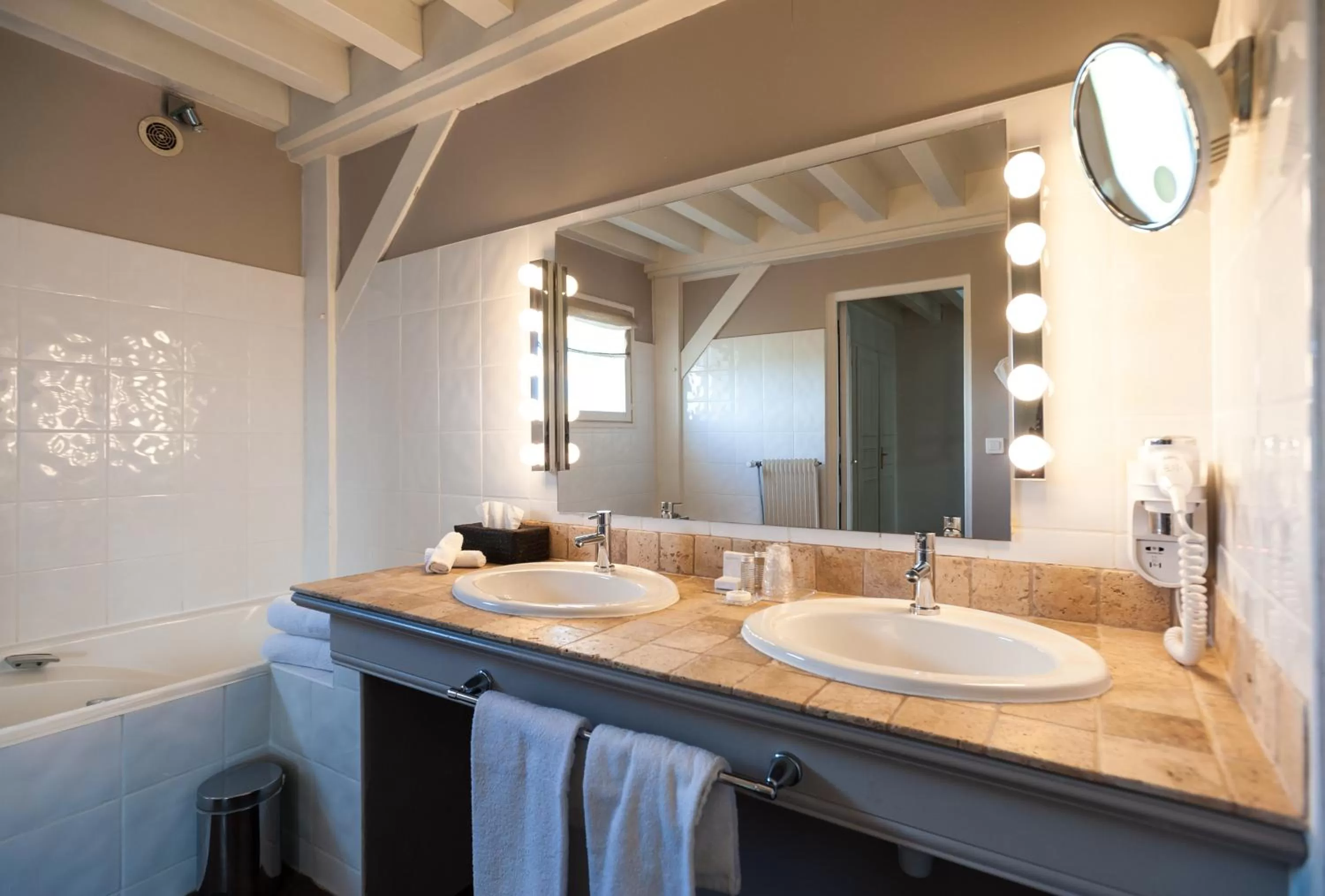 Bathroom in Ermitage De Corton - Teritoria