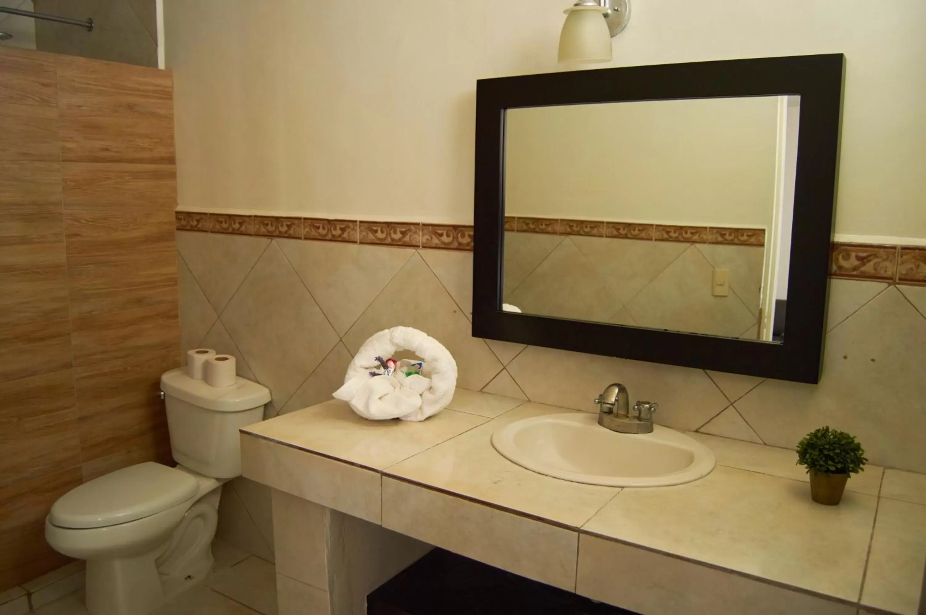 Bathroom in Hotel del Alba Inn & Suites