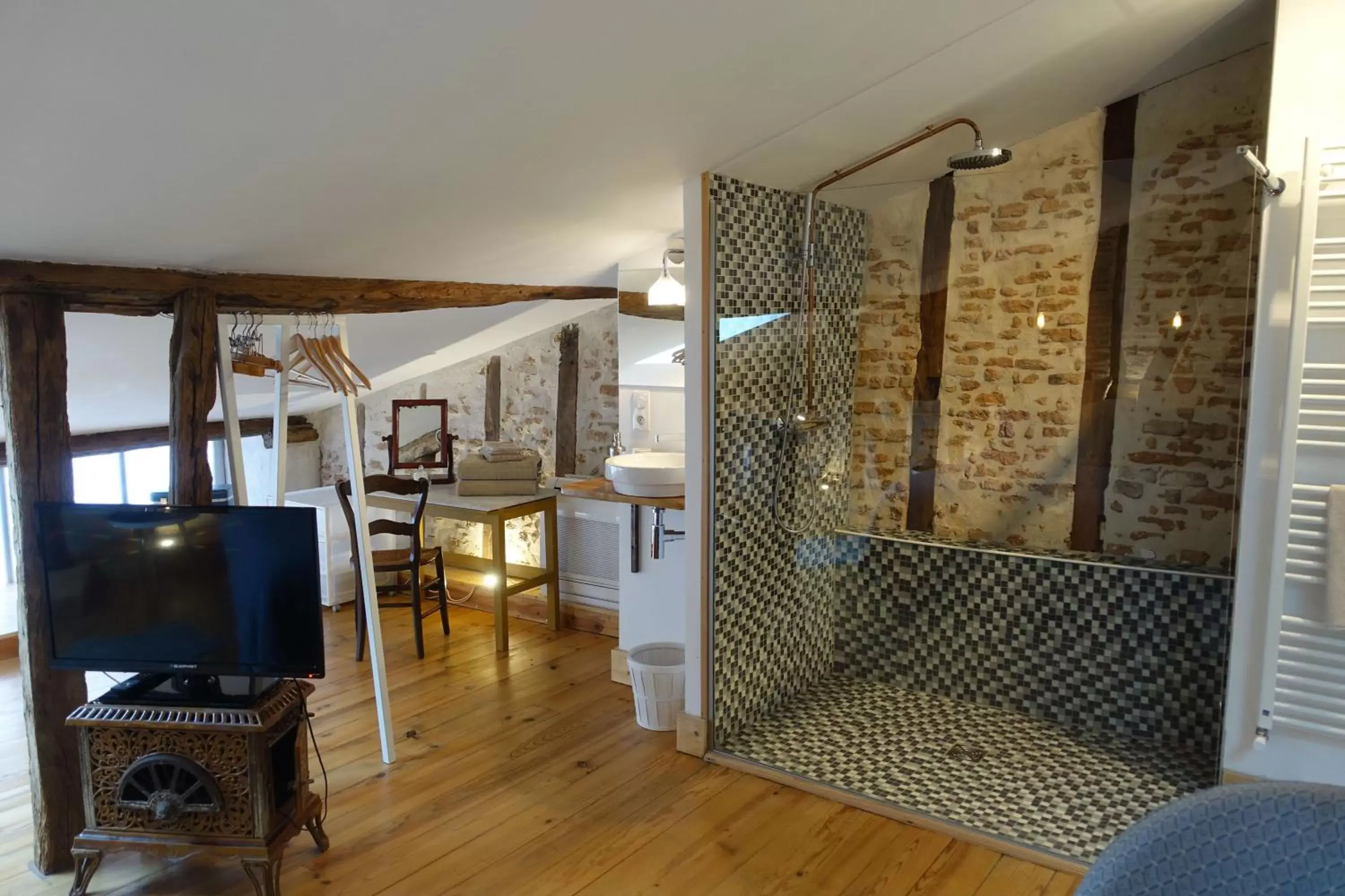 Bathroom, TV/Entertainment Center in Impasse du Boeuf