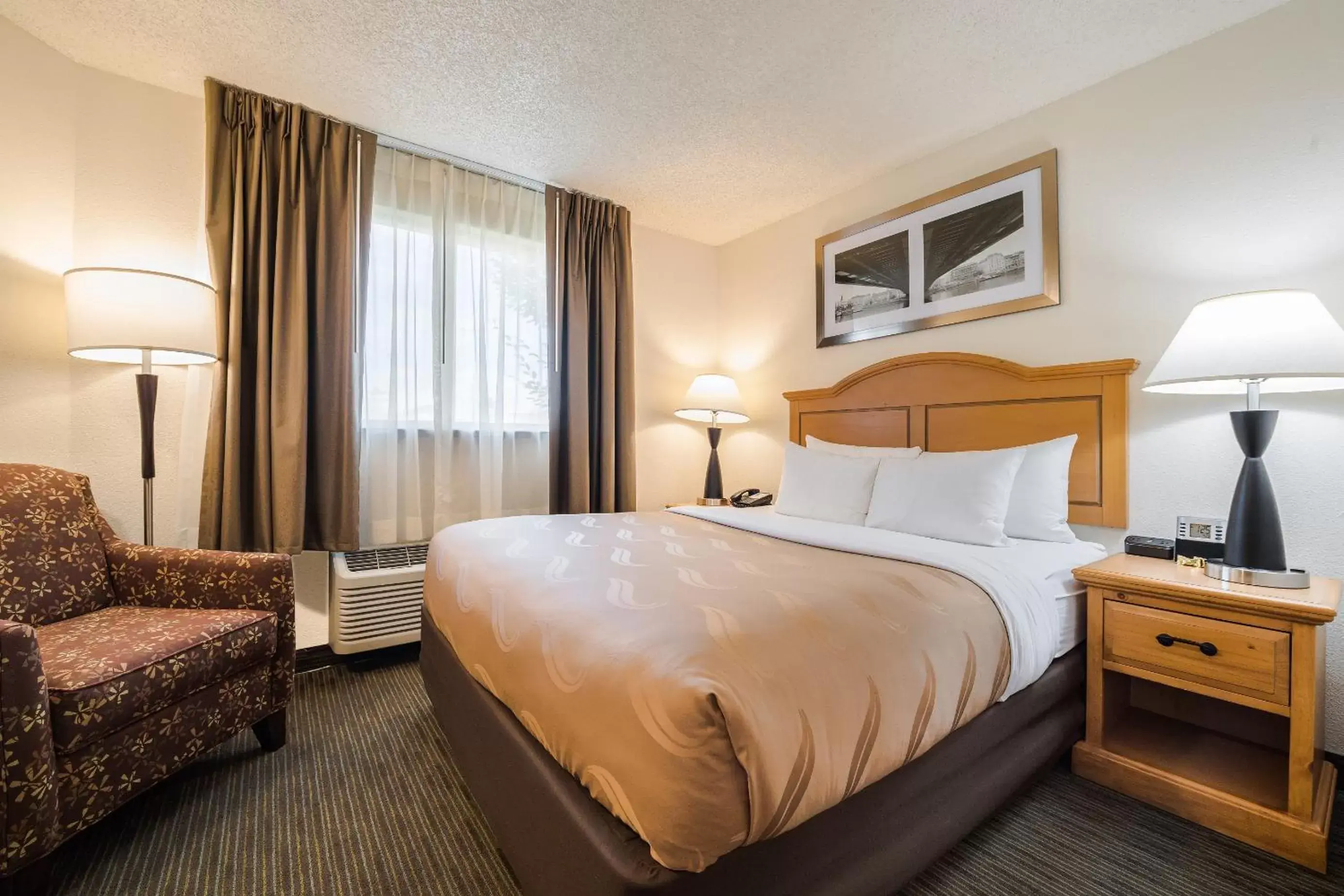 Bed in Quality Inn & Suites Silverdale Bangor-Keyport