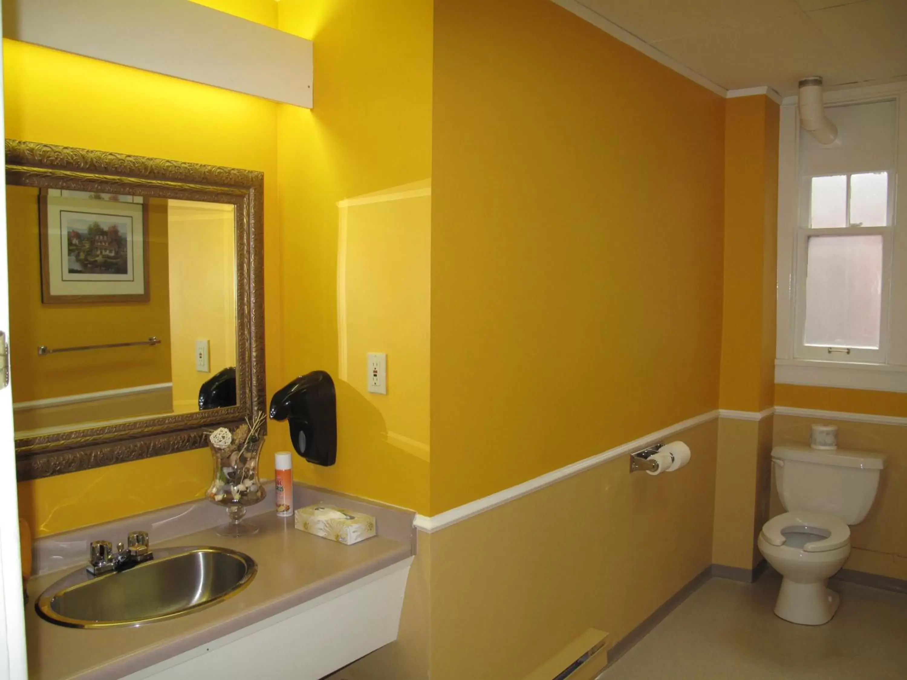 Bathroom in James Bay Inn Hotel, Suites & Cottage