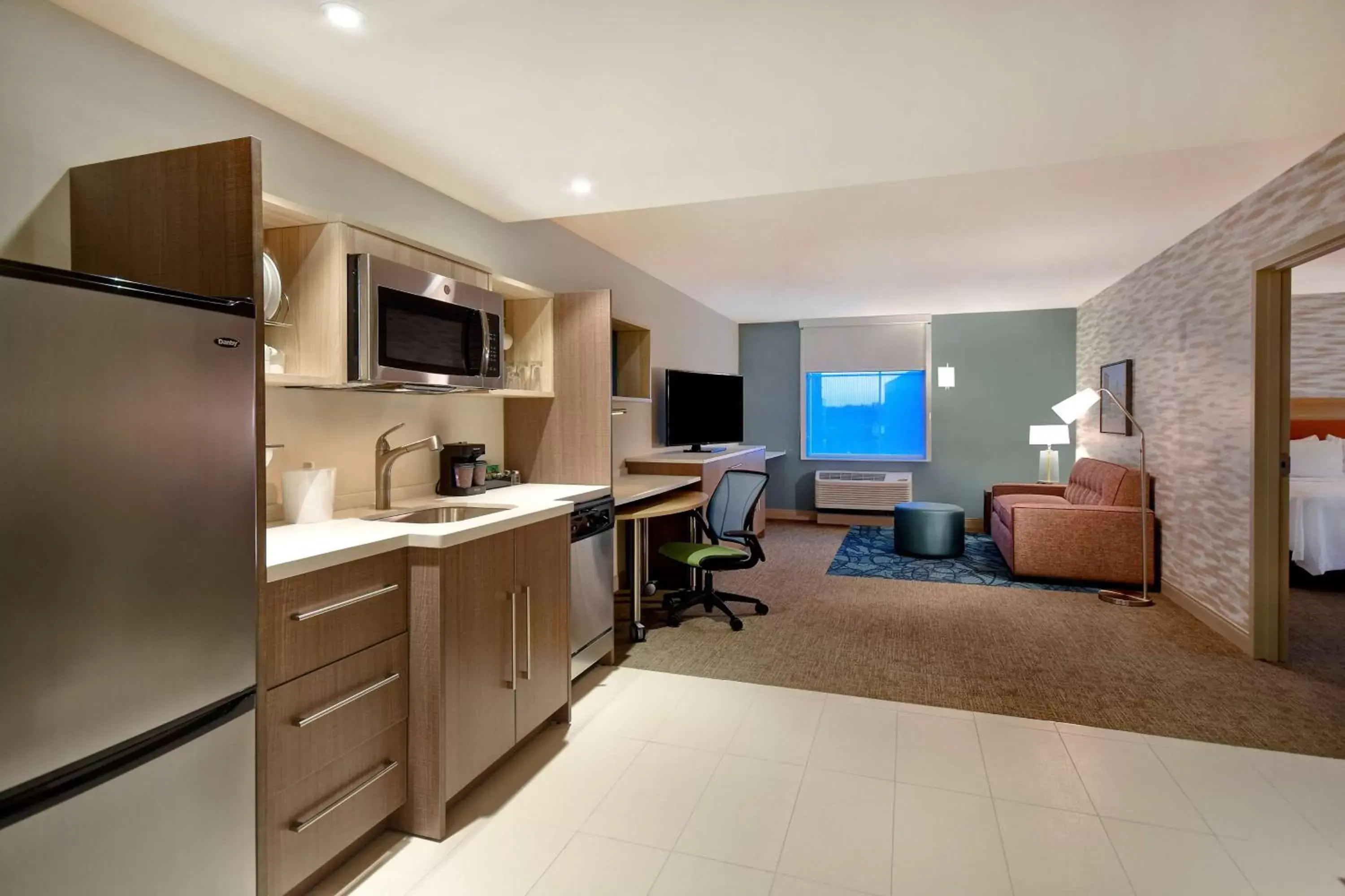 Kitchen or kitchenette, TV/Entertainment Center in Home2 Suites By Hilton Boston South Bay