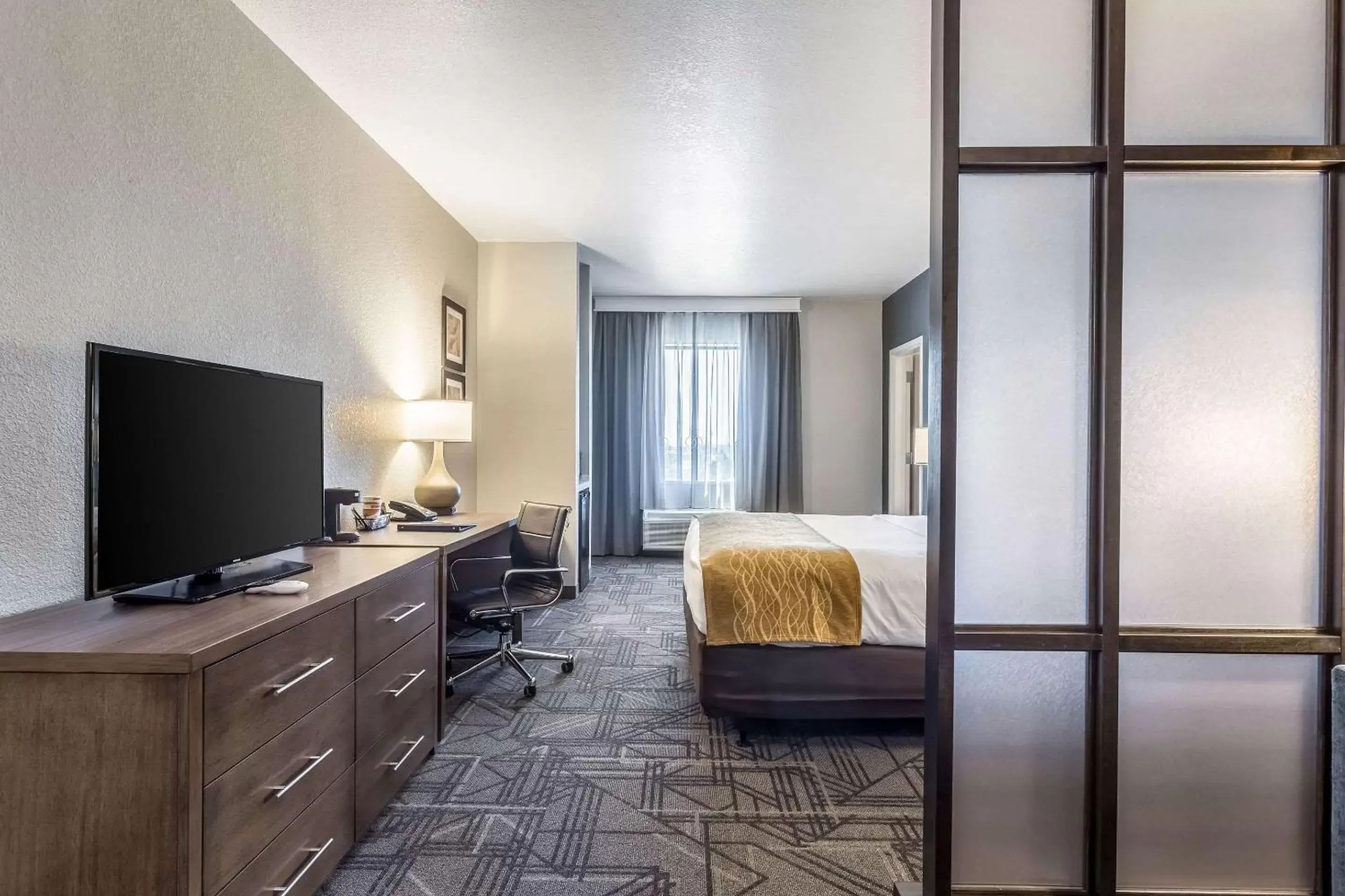 Bedroom, TV/Entertainment Center in Comfort Inn & Suites Salt Lake City Airport