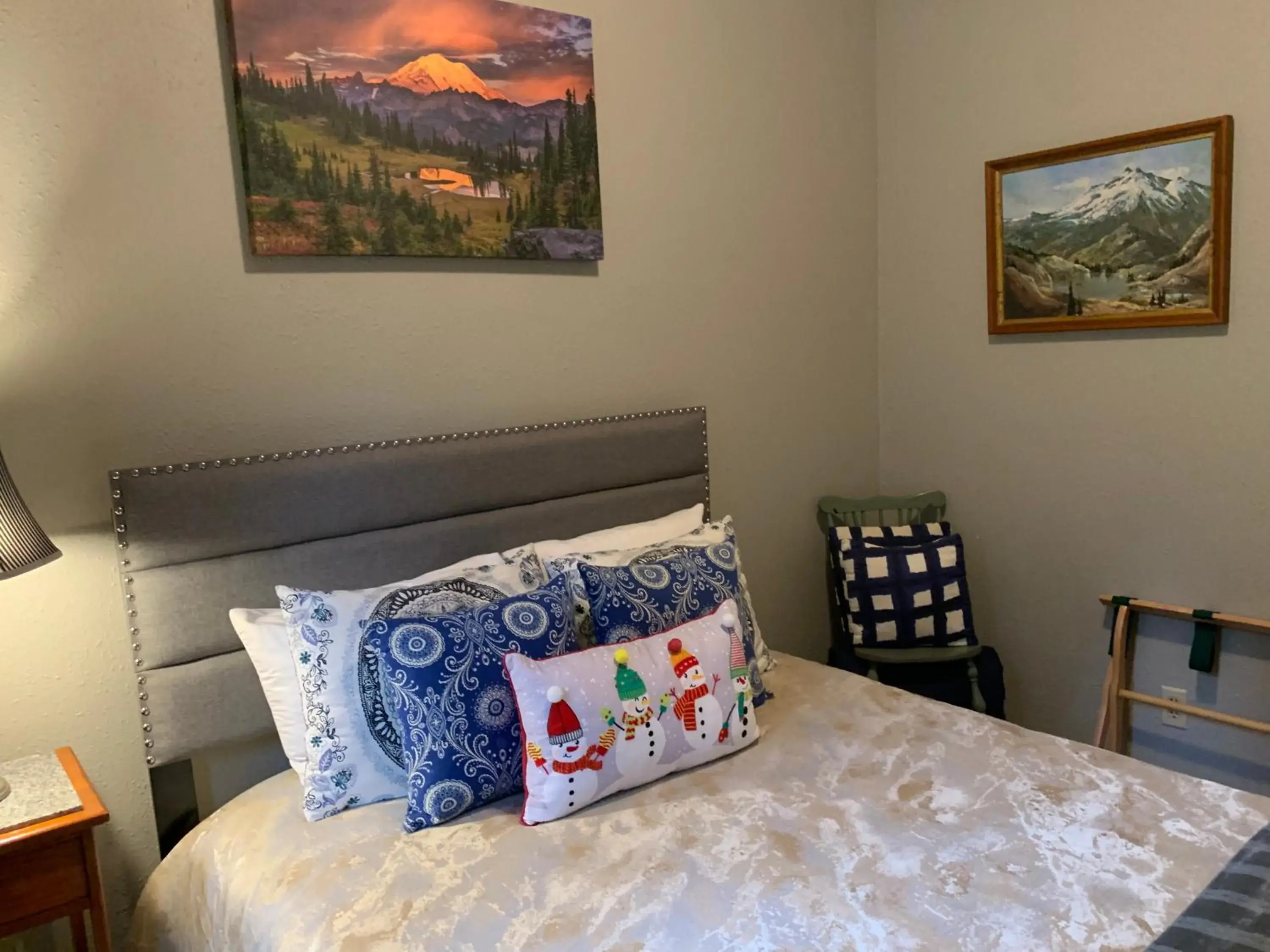 Bedroom, Bed in Mountain Meadows Inn