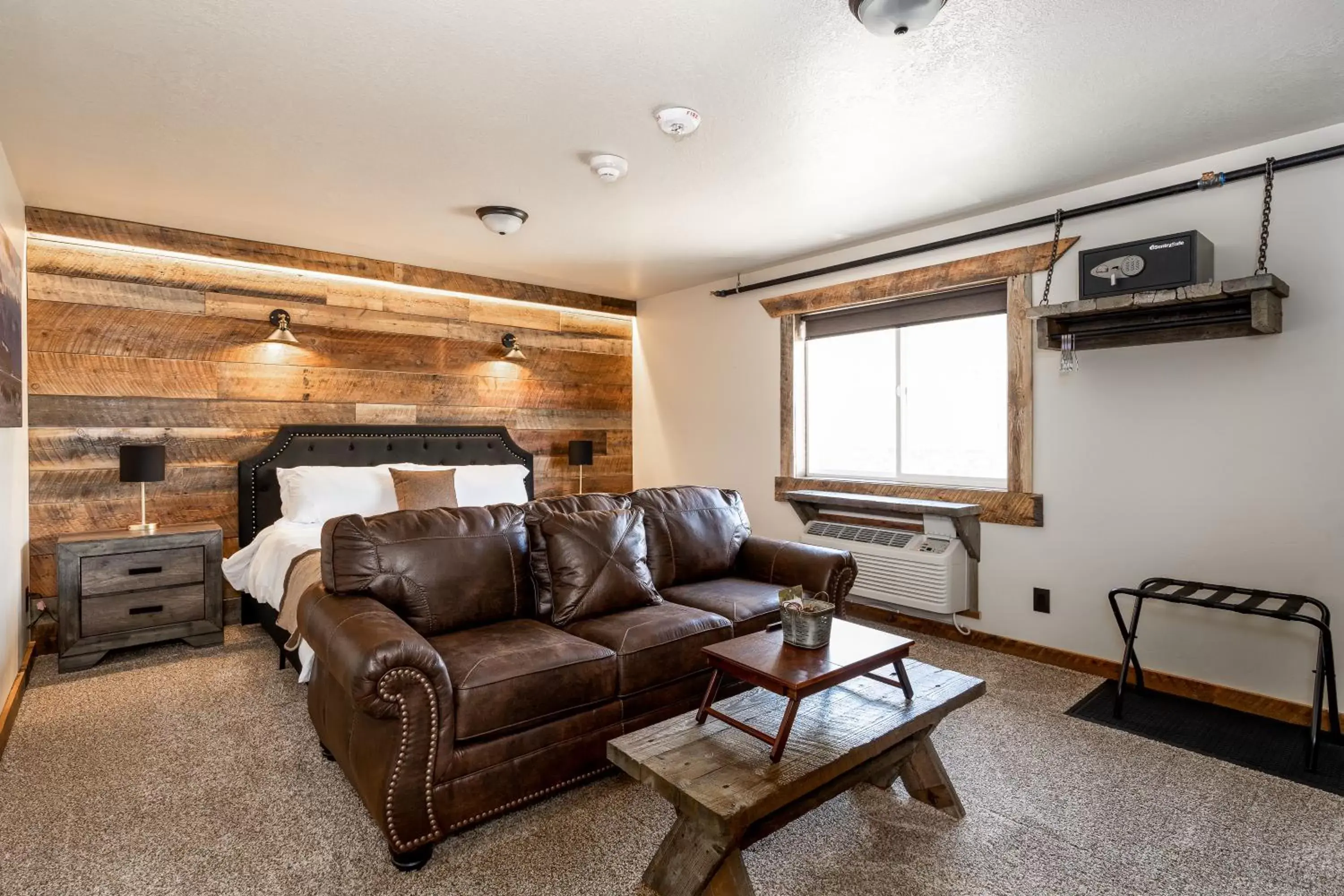 Bed, Seating Area in The Adventure Inn Yellowstone