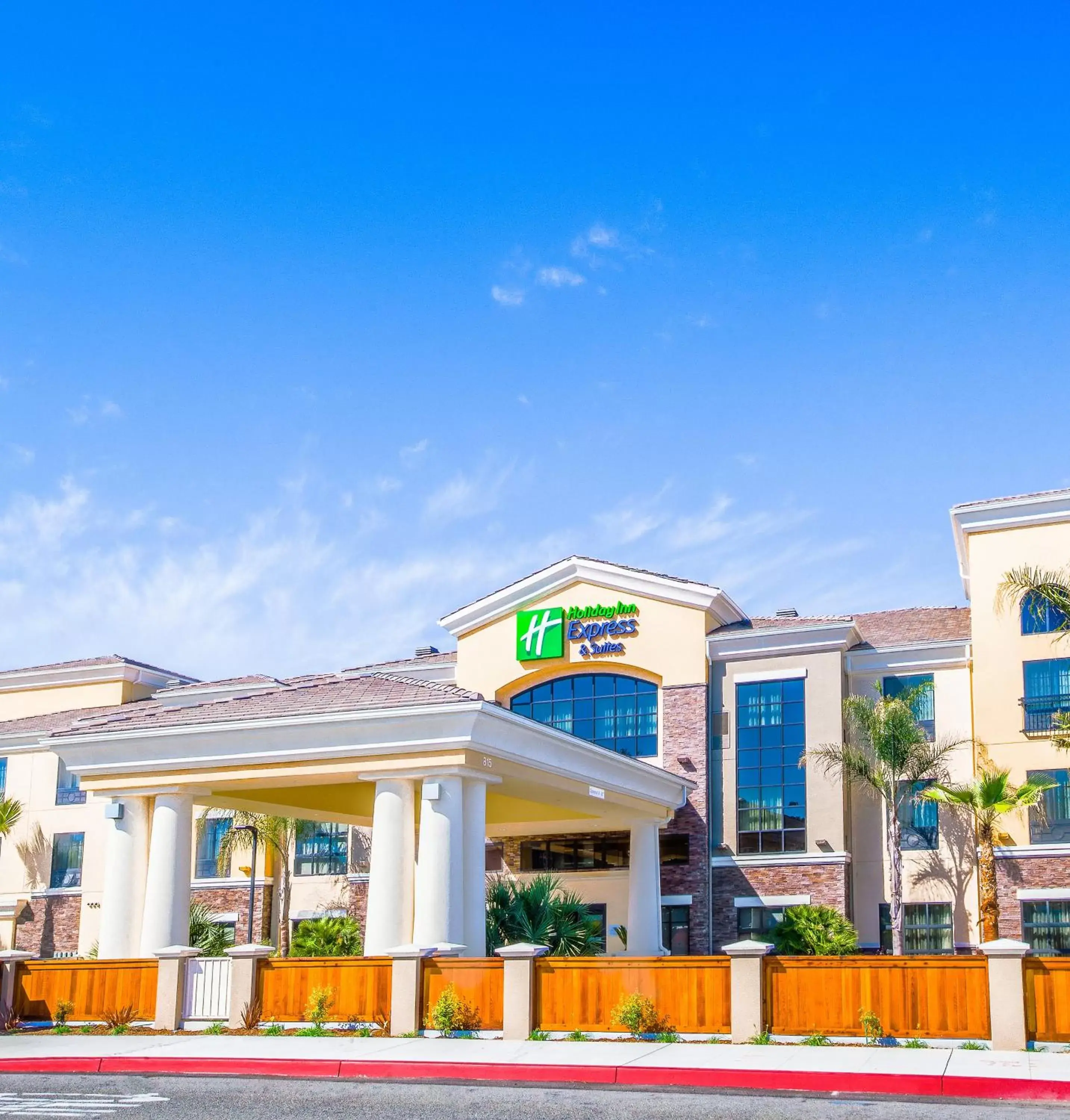 Property Building in Holiday Inn Express & Suites Eureka, an IHG Hotel